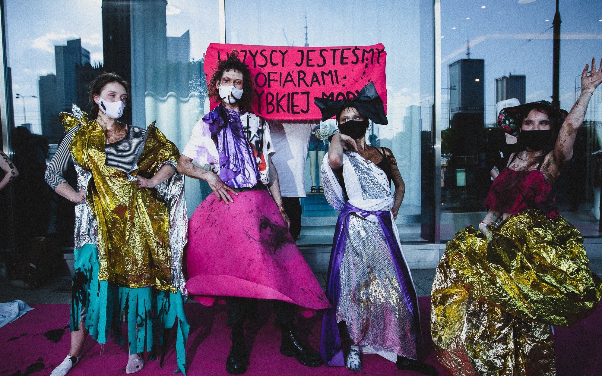 Warszawa, 12.05.2021. Protest Extinction Rebellion przeciw niszczeniu środowiska przez koncerny odzieżowe