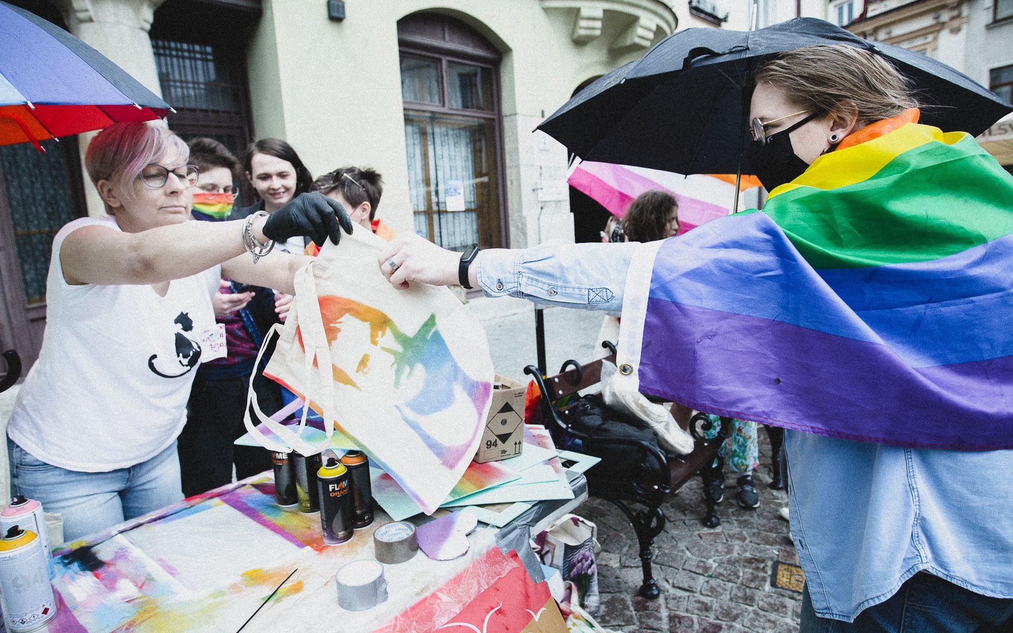Tarnów, 16.05.2021. Obchody Międzynarodowego Dnia Przeciw Homofobii, Bifobii i Transfobii. Aktywistki i aktywiści organizują akcje edukacyjne dla mieszkańców