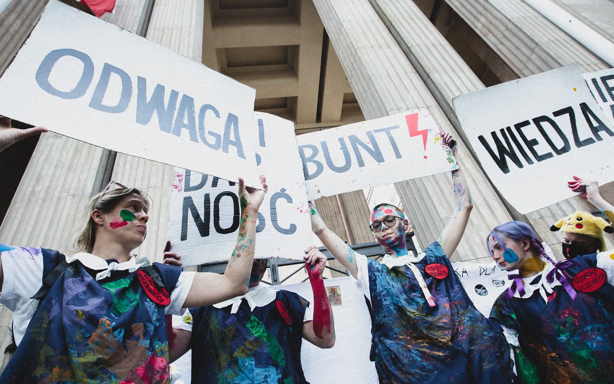 Warszawa, 19.07.2021. Aktywiści i aktywistki protestowali przed siedzibą Ministerwsta Edukacji i Nauki. Pomalowali się tęczowymi farbami, zrobili laurkę dla Czarnka
