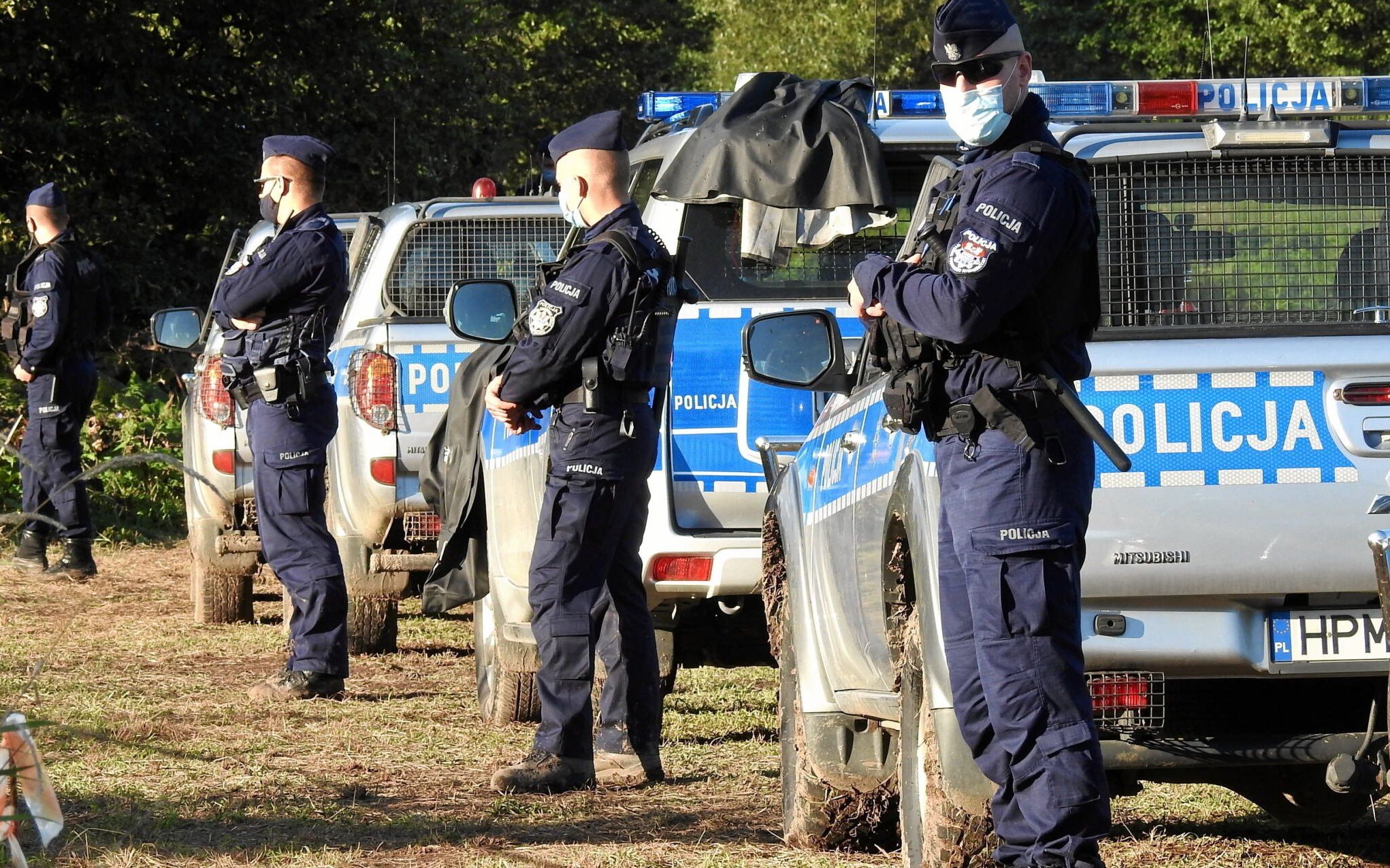 31.08.2021 Usnarz Gorny  . Oboz uchodzcow z Afganistanu na granicy polsko bialoruskiej . Wosko Polskie oraz Straz Graniczna zatrzymala w pasie granicznym grupe imigrantow ktorzy przekroczyli granice od strony bialoruskiej , nastepnie zostali wypchnieci w pas graniczny miedzy panstwami . Obecnie ani Bialorus ani Polska nie chca ich przyjac . Ma byc ogloszony stan wyjatkowy , ktory zabrania przebywania w poblizu granicy osobom niezamieszkujacym tutaj , wobec tego czesc osob wspierajacych uchodzcow ewakuuje sie i pakuje  . 
Fot. Agnieszka Sadowska/ Agencja Gazeta. *** Local Caption *** .