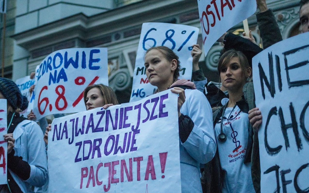 26.10.2017 Gdansk ,  . Trwa juz 5 dzien protestu glodowego lekarzy w Gdansku . W ramach poparcia dla glodujacych lekarzy , zorganizowano marsz poparcia dla protestujacych , ktory rozpoczal sie na Uniwersytecie Medycznym . Nastepnie protestujacy w mileczniu przeszli pod Pomnik Poleglych Stoczniowcow , gdzie przedstawili postulaty i udali sie na Dlugi Targ pod pomnik Neptuna .
fot . Bartosz Banka / Agencja Gazeta