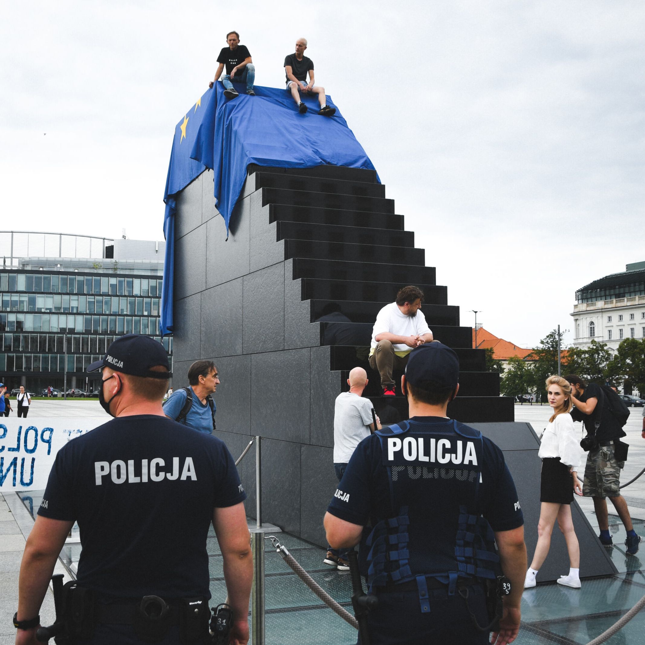 Warszawa, 22.07.2021. LBO wiesza flagę UE na pomniku smoleńskim
