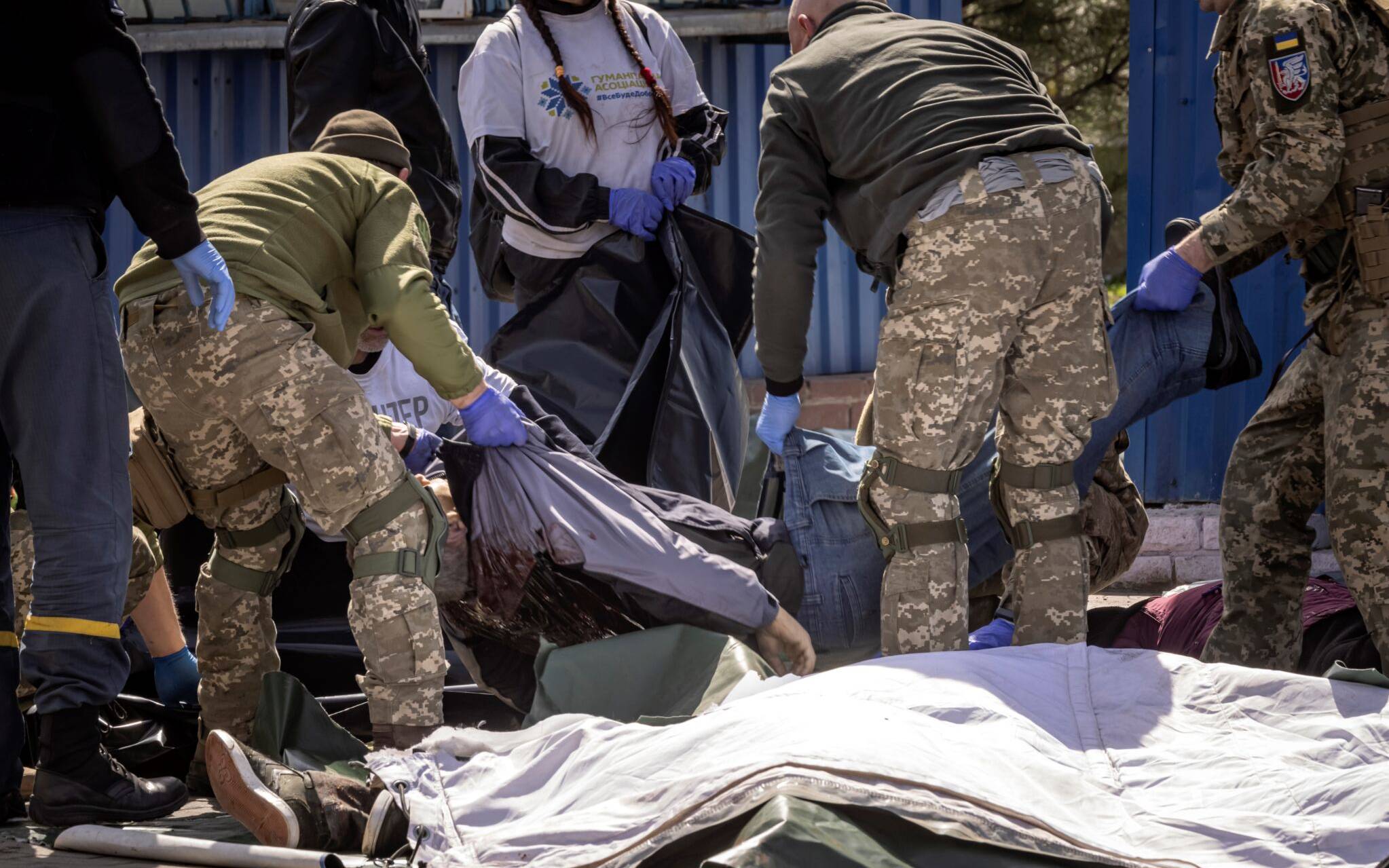 EDITORS NOTE: Graphic content / Ukrainian soldiers clear out bodies after a rocket attack killed at least 35 people on April 8, 2022 at a train station in Kramatorsk, eastern Ukraine, that was being used for civilian evacuations. (Photo by FADEL SENNA / AFP)