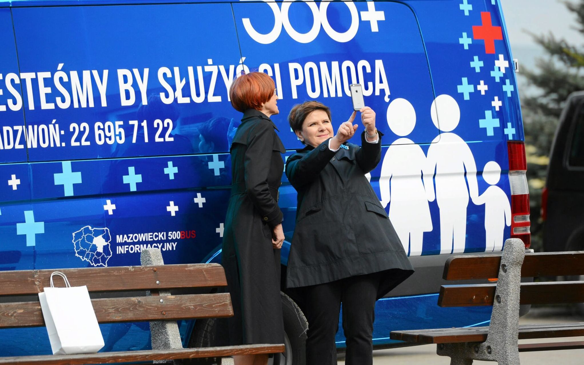 01.04.2016 Zatory kolo Serocka . Urzad Gminy Zatory . Premier Beata Szydlo i minister Elzbieta Rafalska podczas wizyty w zwiazku ze startem programu doplat rzadowych do dzieci 500+ .
Fot. Franciszek Mazur / Agencja Wyborcza.pl
