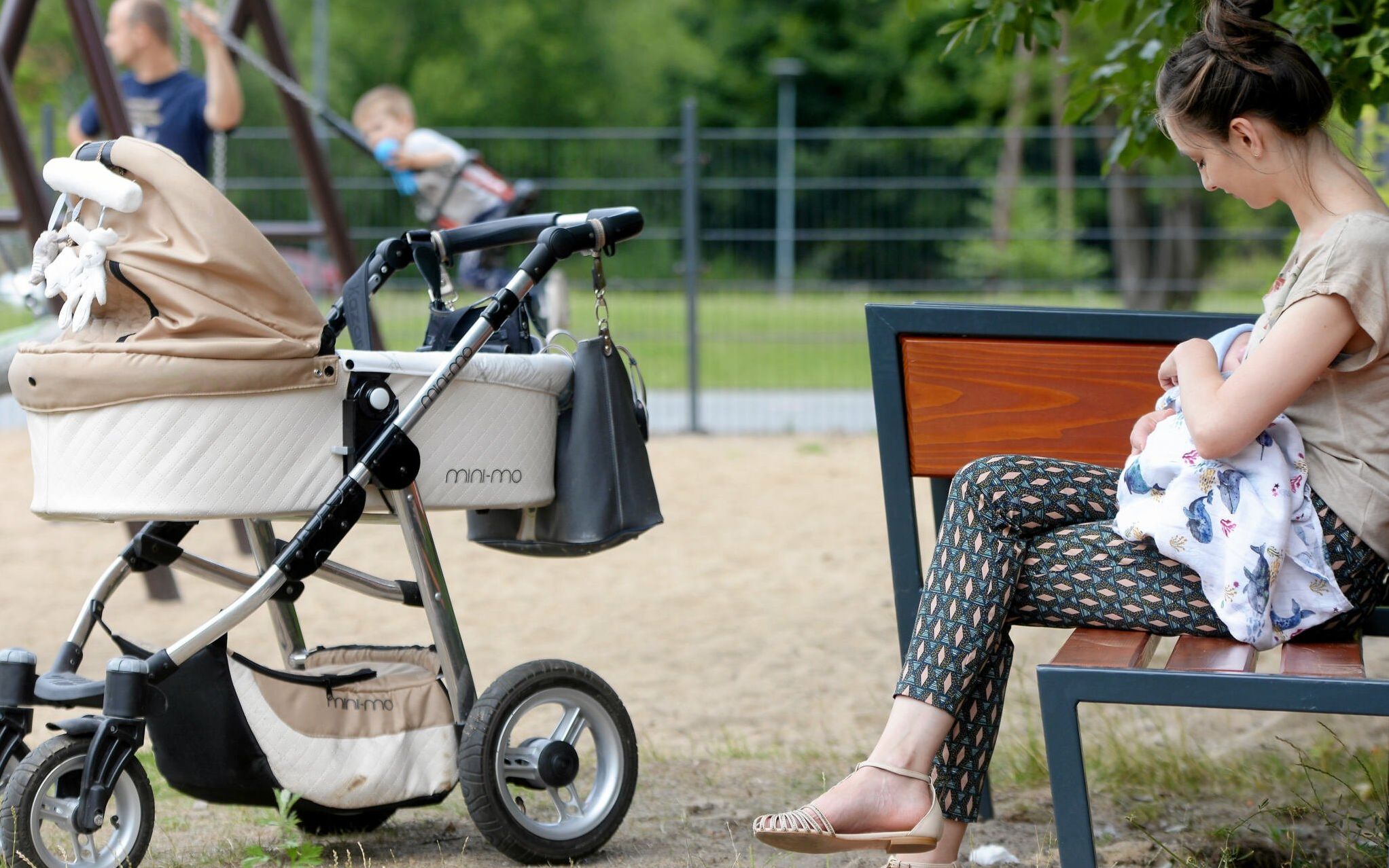 06.07.2018 Olsztyn , Park Centralny . Matka karmi dziecko na lawce dla matek karmiacych . 
Fot . Robert Robaszewski / Agencja Gazeta