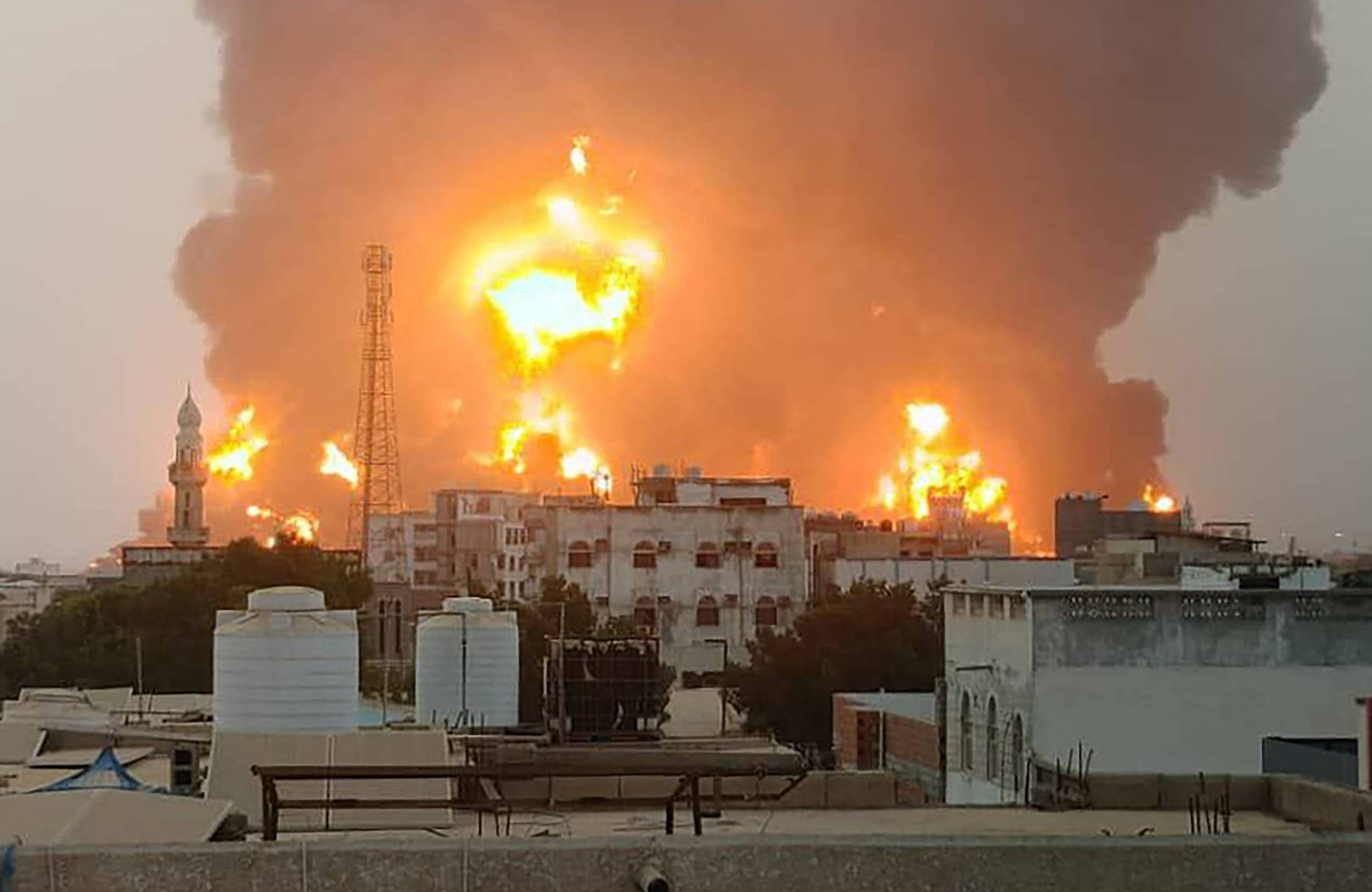 Płomienie nad buynkami po nalocie na port w Jemenie.