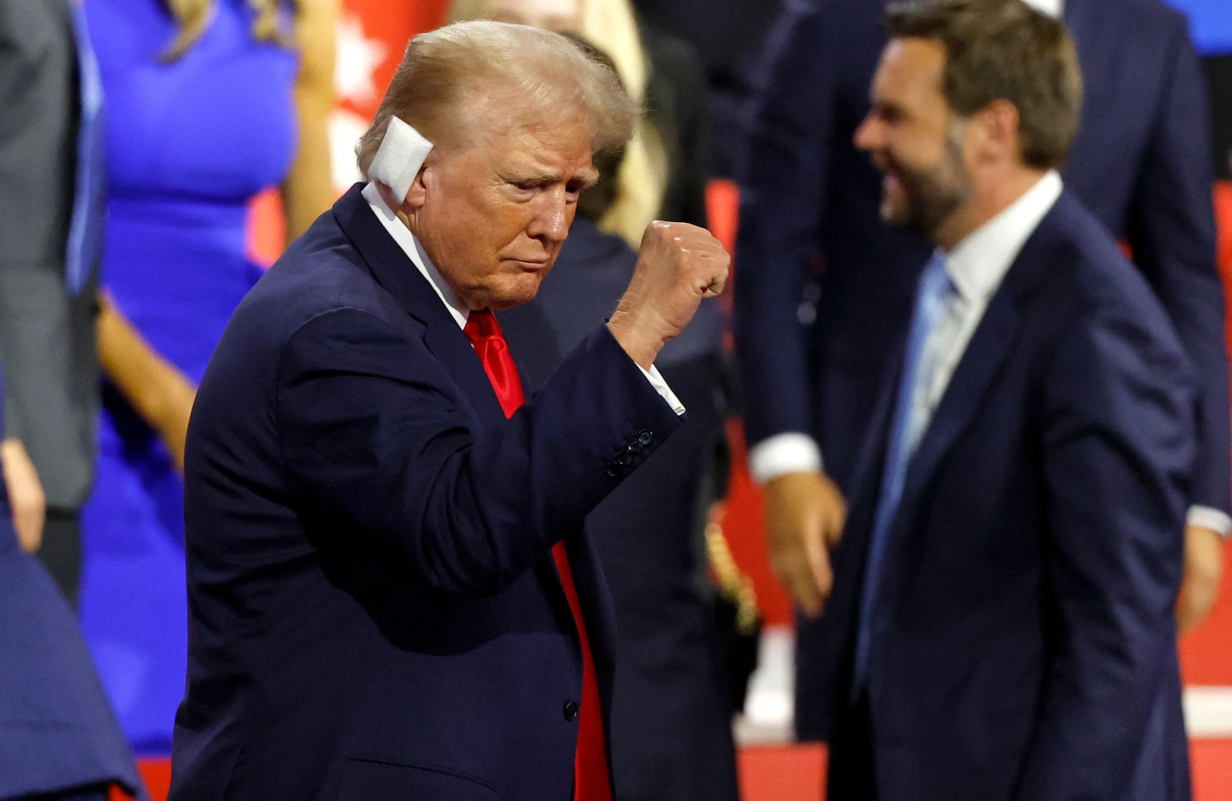 trump z bandażem na uhu