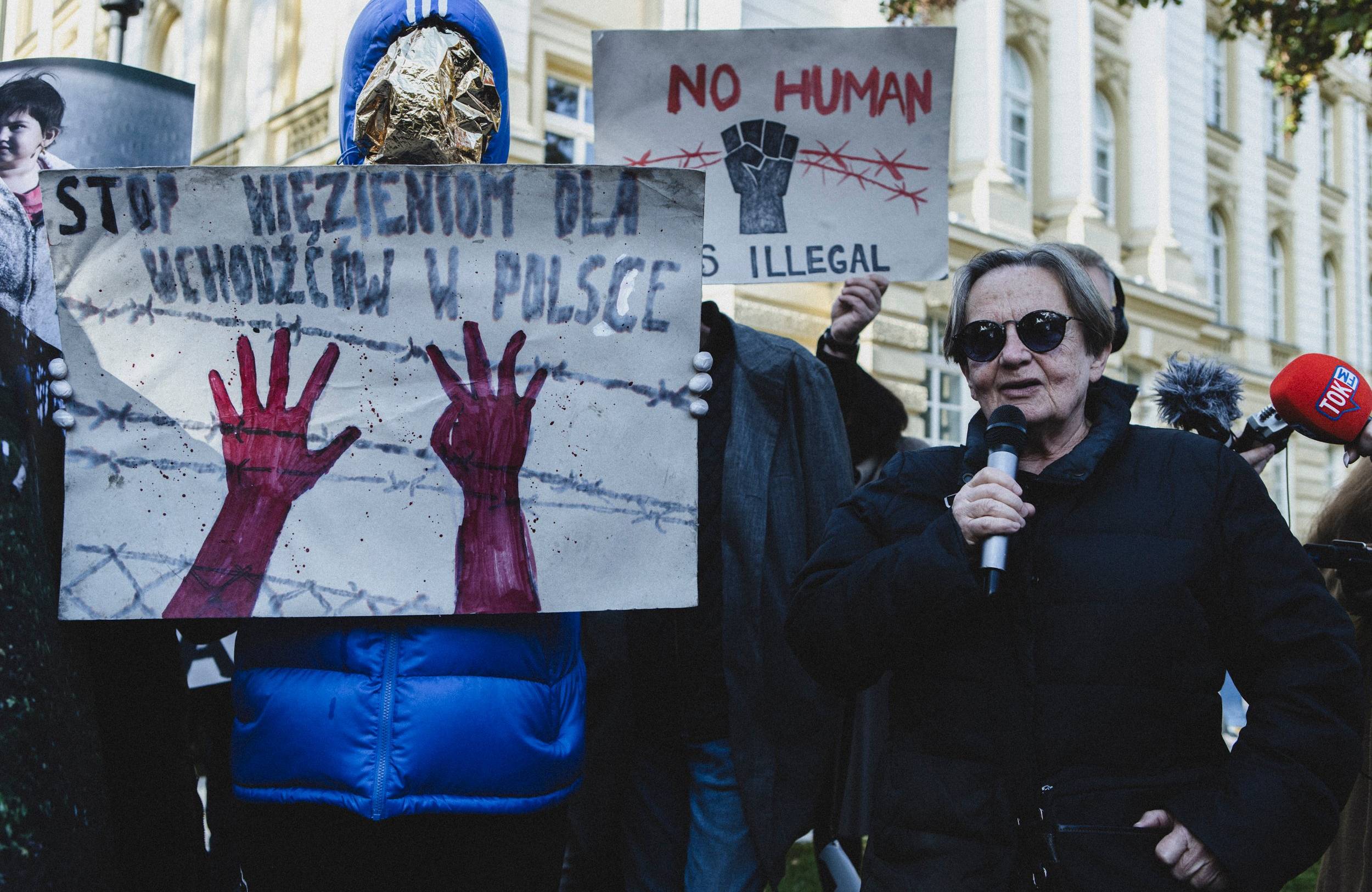 „Azyl, prawo, konstytucja!” Pod taką nazwą została zorganizowana demonstracja pod siedzibą Kancelarii Premiera. W wydarzeniu wzięło udział kilkadziesiąt osób, wyrażając swój sprzeciw na decyzję Premiera Donalda Tuska o cofnięciu prawa do azylu dla osób uchodźczych.
