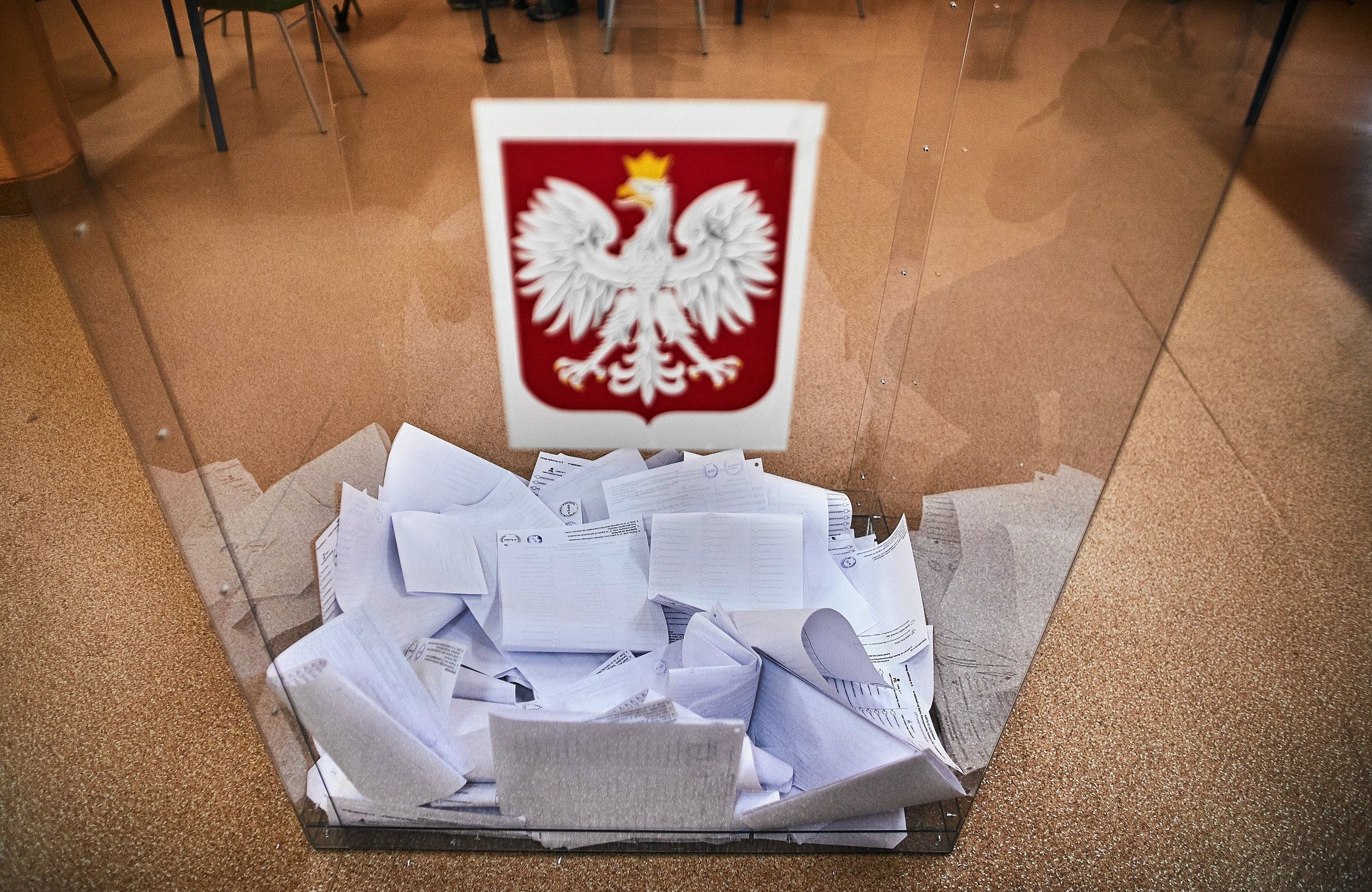 Przezroczysta urna wyborcza z głosami