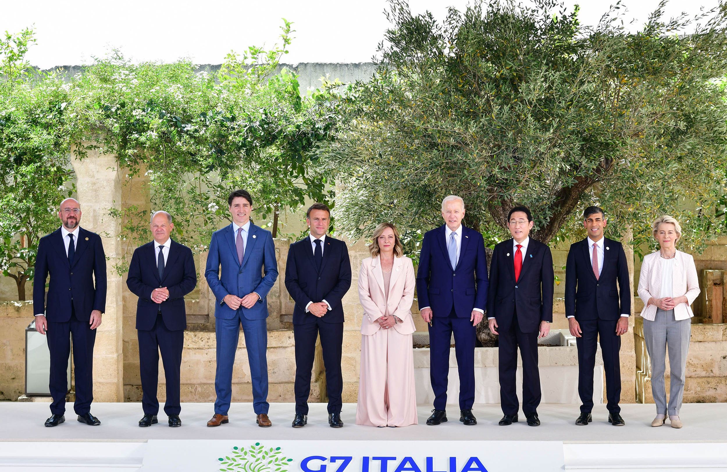 Liderzy państw G7 podczas szczytu we Włoszech, od lewej: przewodniczący Rady Europejskiej Charles Michel, kanclerz Niemiec Olaf Scholz, premier Kanady Justin Trudeau, prezydent Francji Emmanuel Macron, premierka Włoch Giorgia Meloni, prezydent USA Joe Biden, premier Japonii Fumio Kishida, premier Wielkiej Brytanii Rishi Sunak oraz szefowa Komisji Europejskiej Ursula von der Leyen