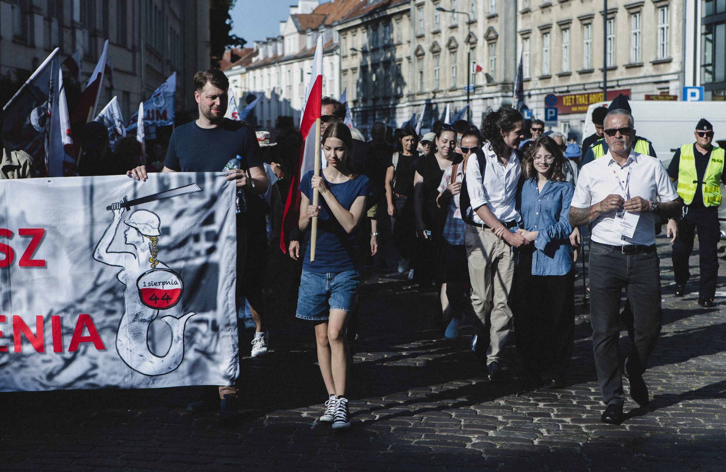 Uczestnicy Marszu Milczenia idą ulicami Warszawy