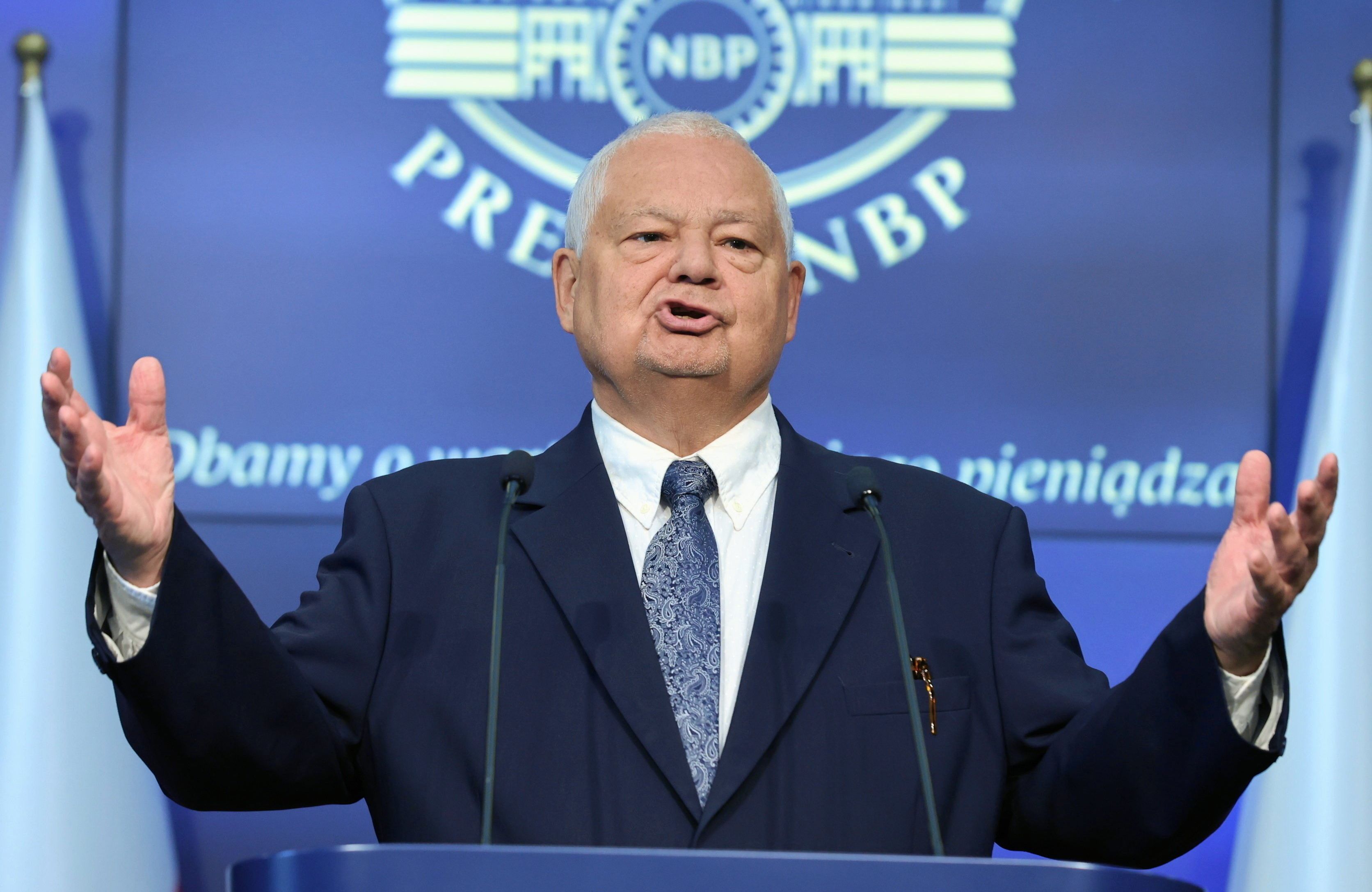 Mężczyzna rozkłada ręce jak ksiądz