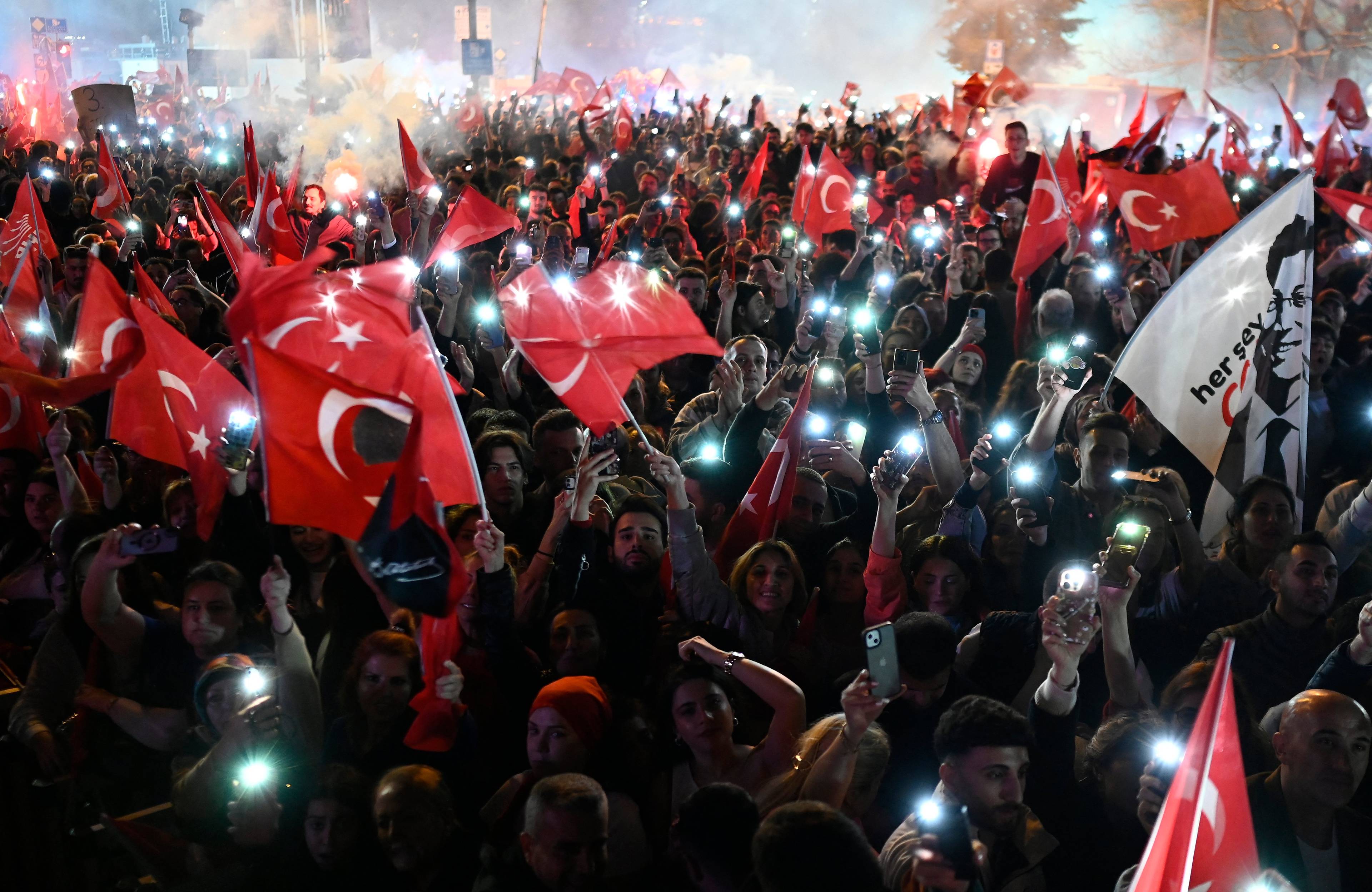 Wieczorny wec wyborców opozycjnej parti CHP w Turcji. Widać tureckie flagi