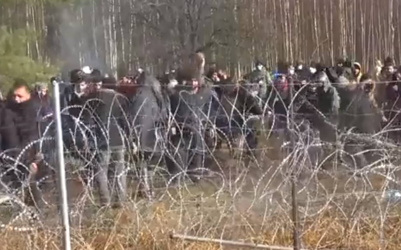Grafika do artykułu Łukaszenka robi show w obozie pod Kuźnicą. Tymczasem migranci przechodzą granicę na południu