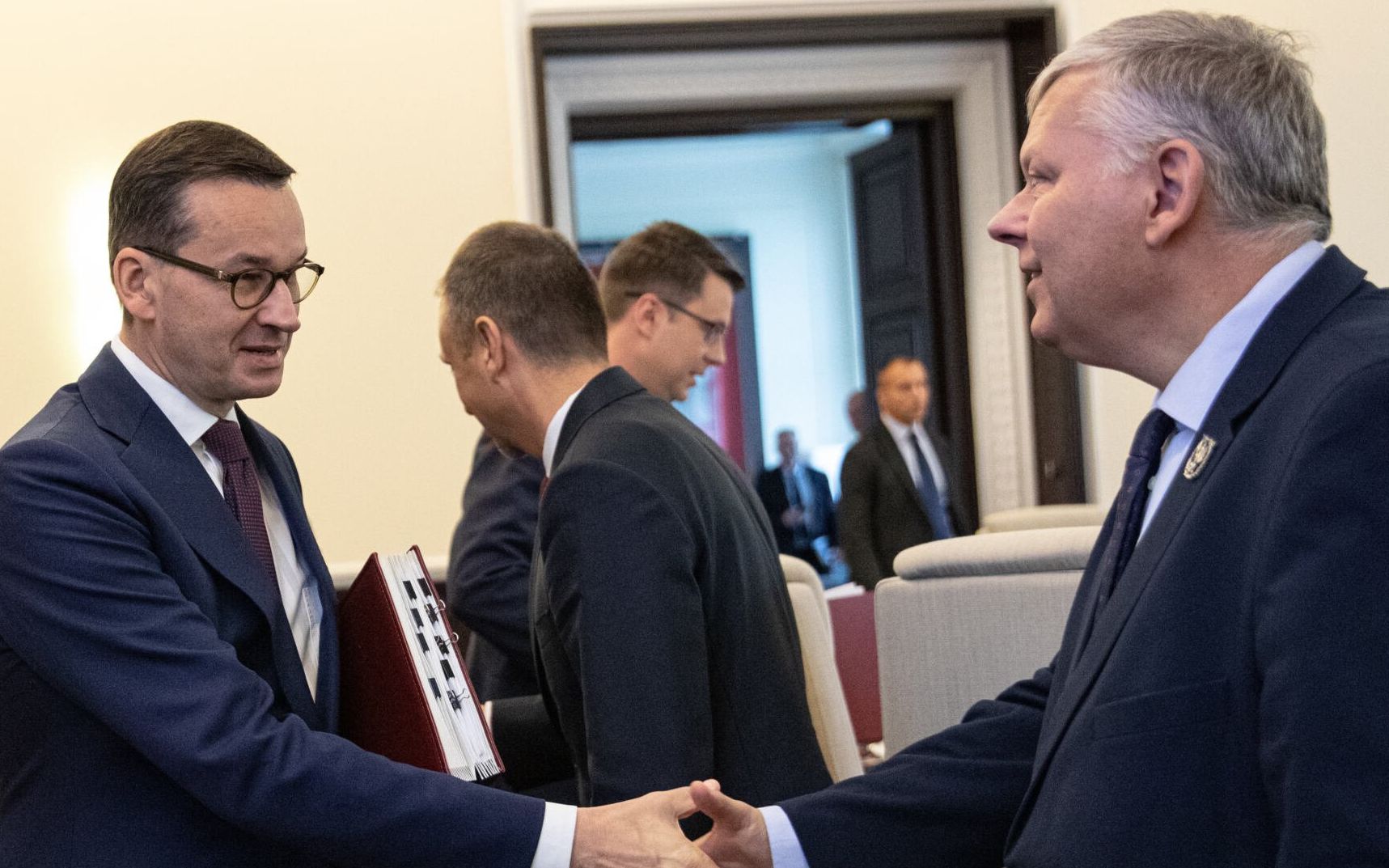 24.09.2019 Warszawa , Kancelaria Prezesa Rady Ministrow . Premier rzadu PiS Mateusz Morawiecki (l) i jego szef gabinetu Marek Suski (p) podczas posiedzenia gabinetu . 
Fot. Dawid Zuchowicz / Agencja Gazeta