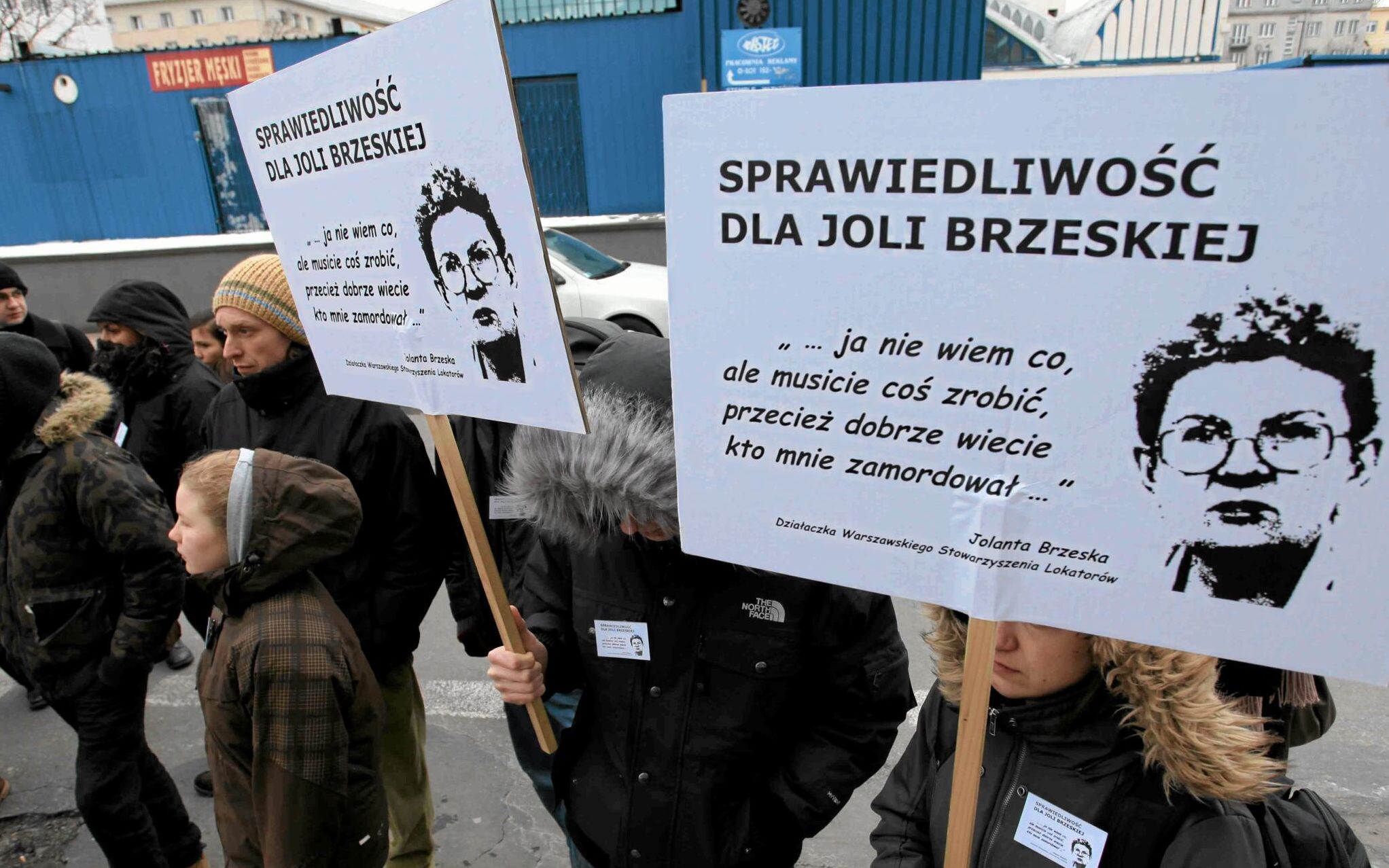 18.03.2013 Warszawa , ul. Barska , Prokuratura Generalna . Pikieta w sprawie braku postepow w sledztwie po smierci dzialaczki lokatorskiej Jolanty Brzeskiej .
Fot. Slawomir Kaminski / Agencja Gazeta