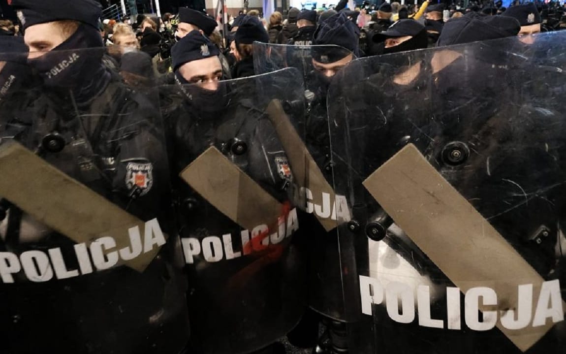 Grafika do artykułu Apel do Policji podpisało 614 dziennikarzy i fotoreporterów ze 174 redakcji, agencji i stowarzyszeń