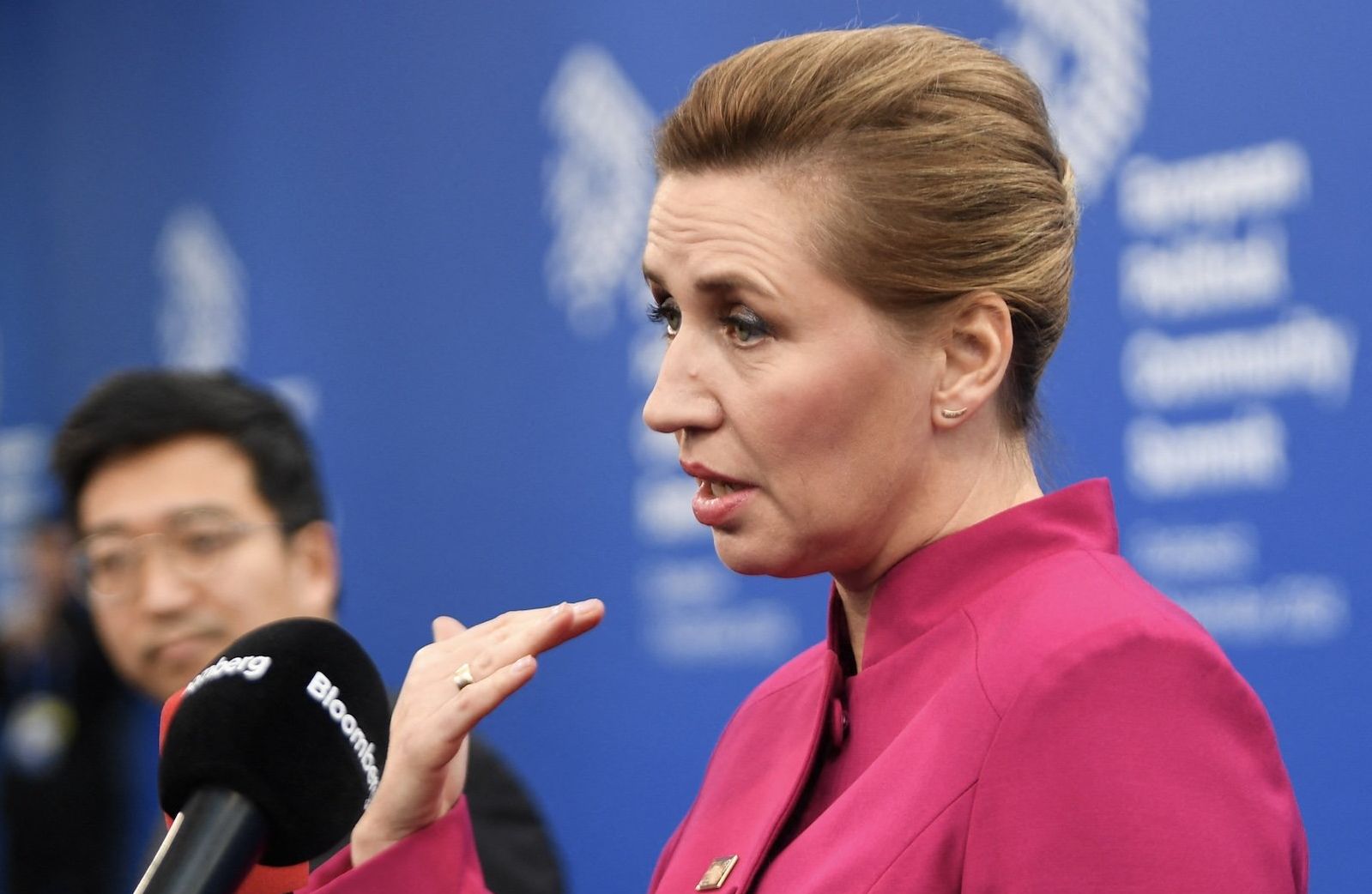Premierka Danii Mette Frederiksen w różowej marynarce