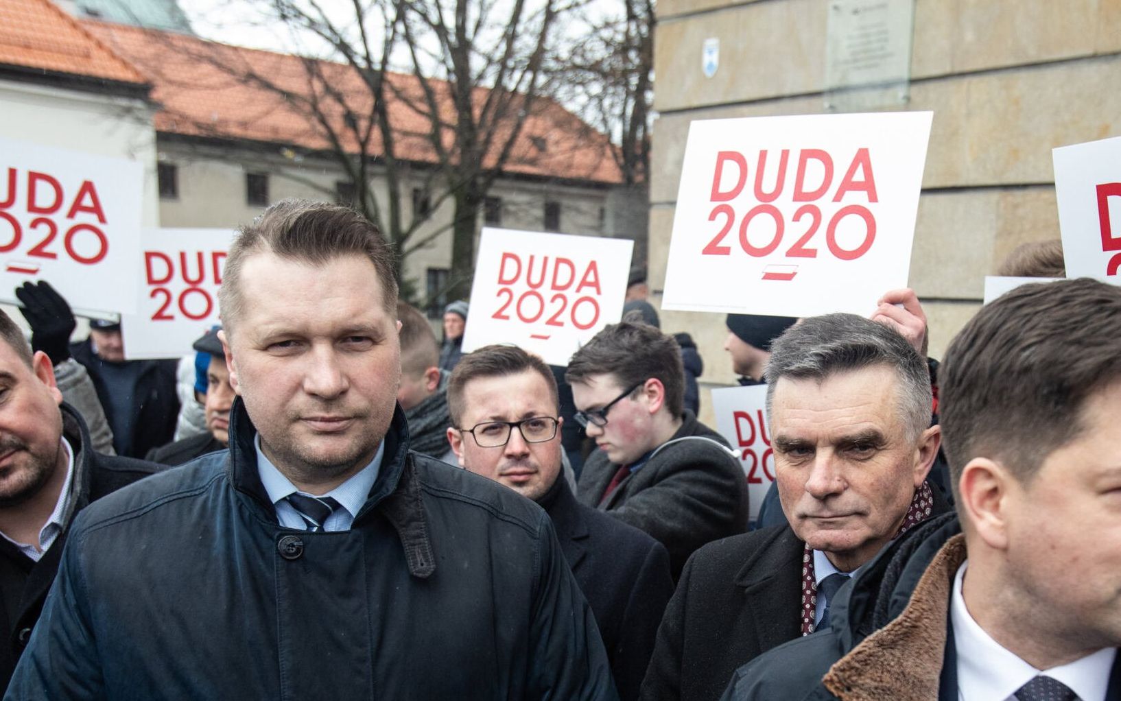 23.02.2020 Lublin , Plac Litewski . Posel PiS Przemyslaw Czarnek ( L ) , wojewoda lubelski Lech Sprawka ( C ) , posel PiS Sylwester Tulajew ( P ) podczas zbierania podpisow pod kandydatura na prezydenta RP dla Andrzeja Dudy . 
Fot. Jakub Orzechowski / Agencja Gazeta