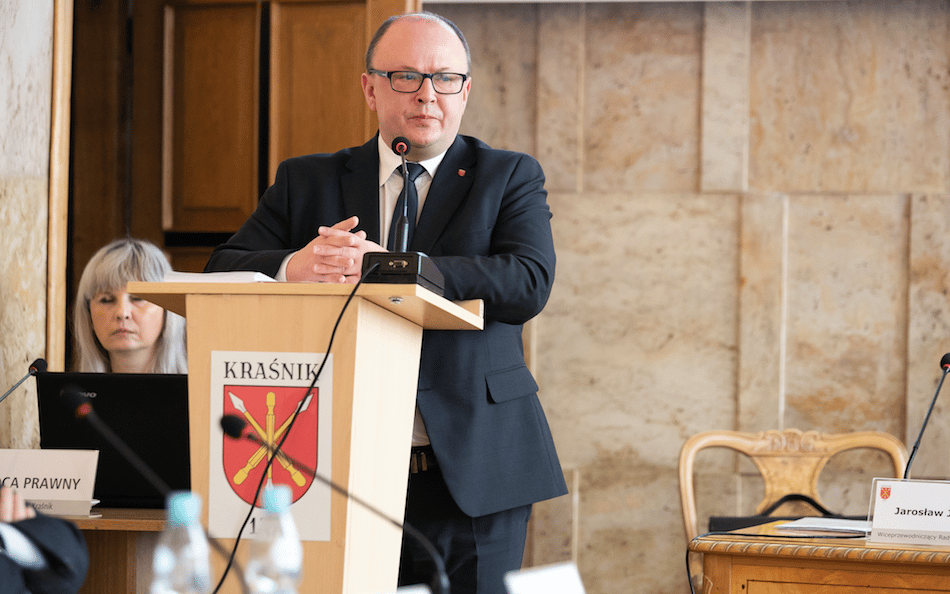 Grafika do artykułu "Boję się o dzieci", "Sami prowokujecie", "To przyzwolenie na homofobię". Kraśnik debatuje nad LGBT