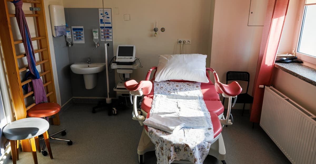 Zgody (nie)świadome. Szpitale nie respektują praw rodzących kobiet [RAPORT]