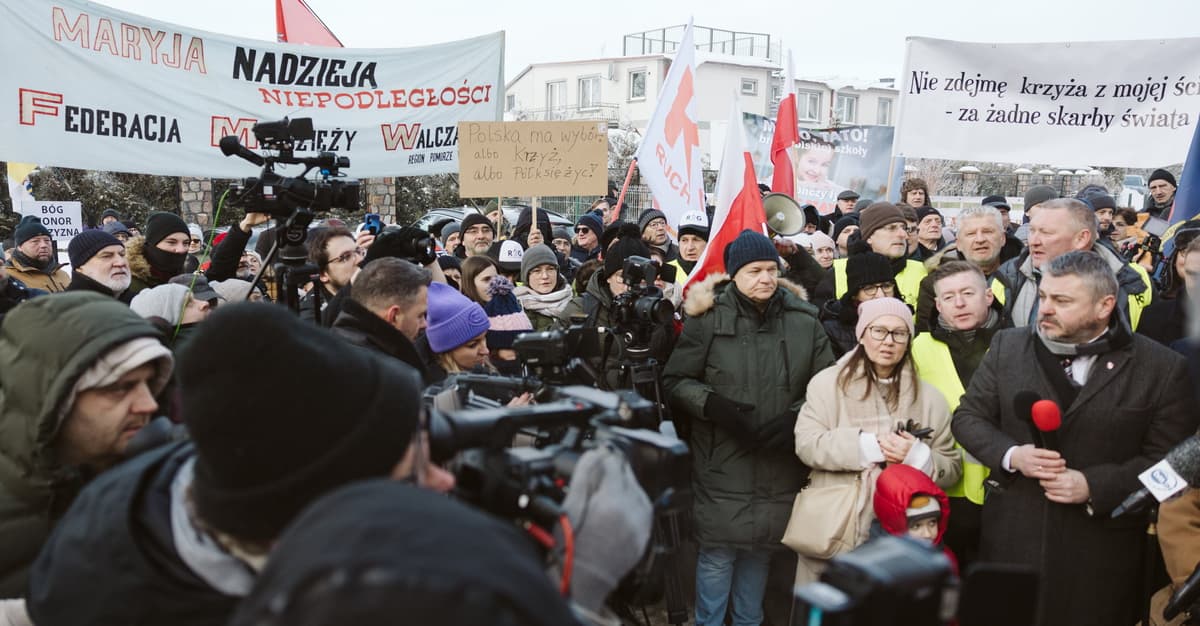 Krzyż wzmożenia narodowego z Kielna. Prawicowa obrona dodatku do stroju na Halloween?