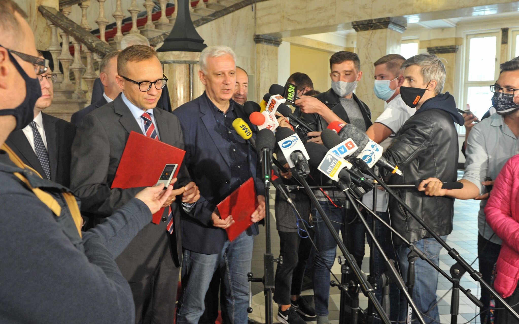 25.09.2020 Katowice . Urzad Wojewodzki . Wiceminister aktywow panstwowych Artur Sobon (L), przewodniczacy zarzadu Regionu Slasko - Dabrowskiego Niezaleznego Samorzadnego Zwiazku Zawodowego '' Solidarnosc '' Dominik Kolorz (P) podczas konferencji prasowej przedstawicieli zwiazkow zawodowych i rzadu , na ktorej oglaszono zawarcie porozumienia w sprawie transformacji gornictwa weglowego .
Fot. Anna Lewanska / Agencja Gazeta