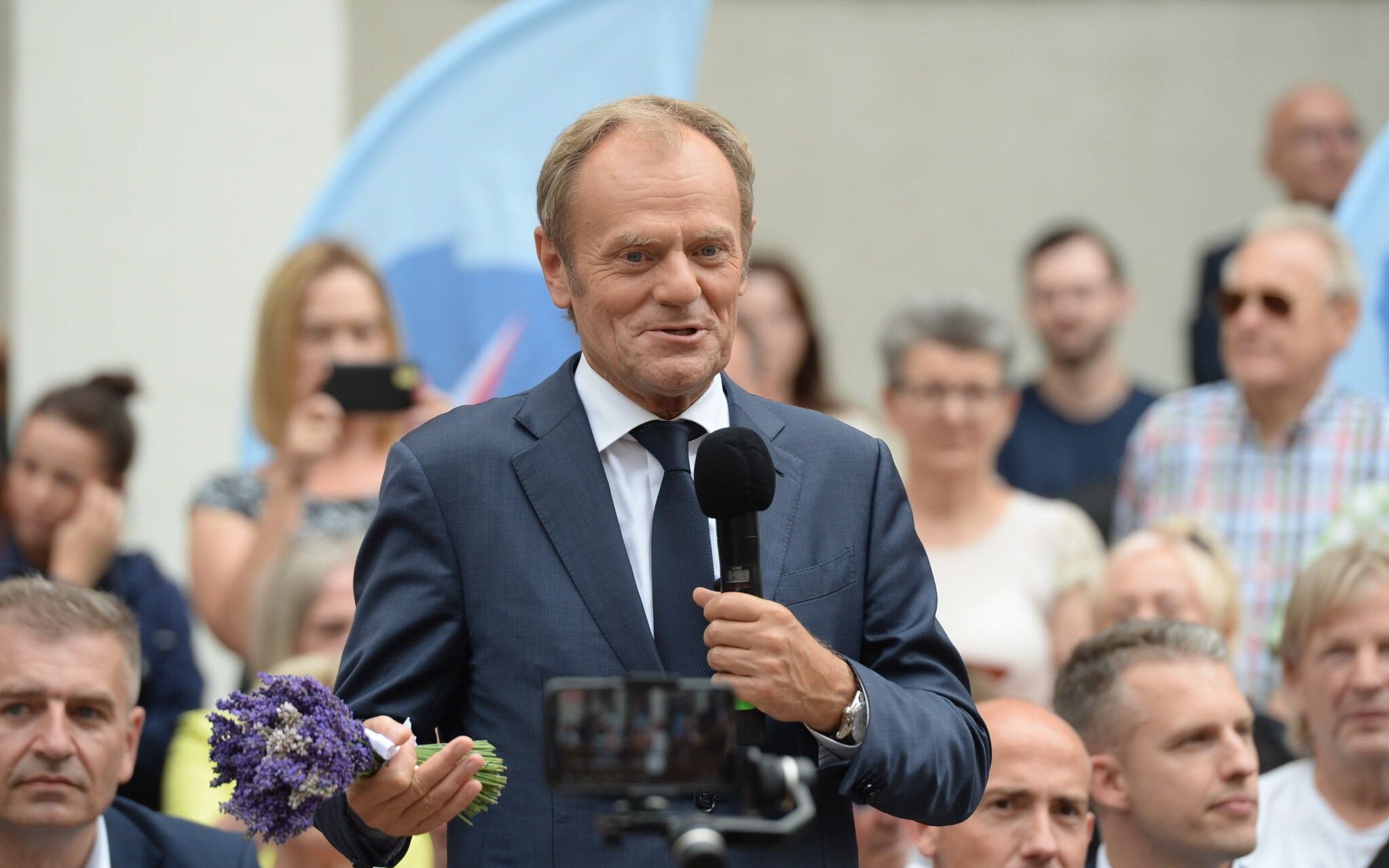 05.07.2021 Szczecin , Zamek Ksiazat Pomorskich . Przewodniczacy Platformy Obywatelskiej Donald Tusk (C) podczas spotkania z sympatykami na dziedzincu zamku . 
Fot. Krzysztof Hadrian / Agencja Gazeta *** Local Caption ***