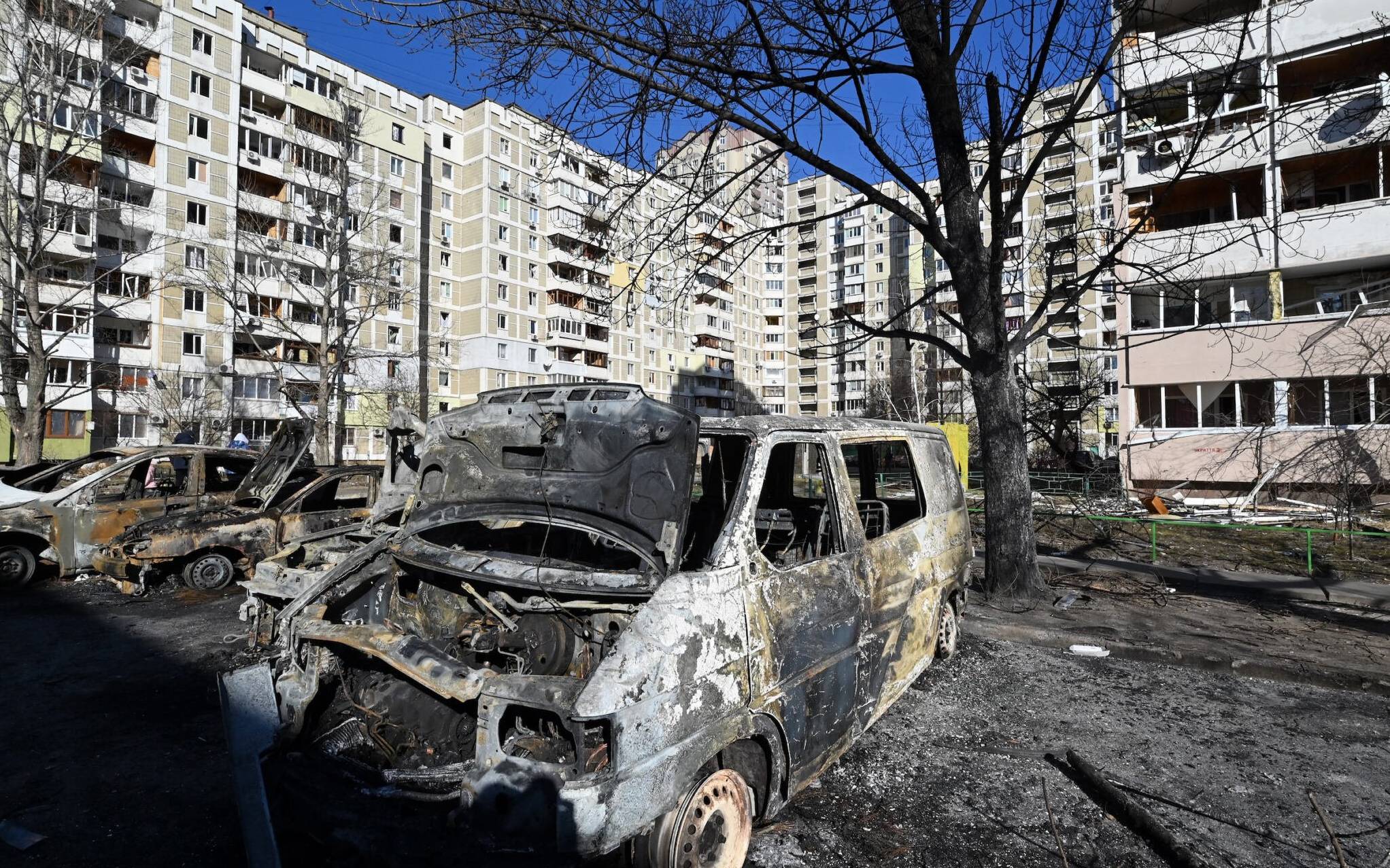 A view of the cars which were destroyed by recent shelling in Kyiv outskirts on February 28, 2022. - The UN human rights chief said on February 28, 2022 that at least 102 civilians, including seven children, had been killed in Ukraine since Russia launched its invasion five days ago, warning the true numbers were likely far higher. (Photo by Genya SAVILOV / AFP)
