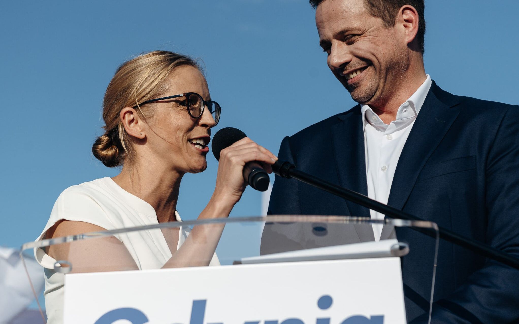17.07.2020  Gdynia , Skwer Kosciuszki . Od lewej: Malgorzata Trzaskowska , Rafal Trzaskowski podczas spotkania powyborczego Rafala Trzaskowskiego , po przegranych wyborach prezydenckich , na ktorym poinformowano o planie utworzenia przez Rafala Trzaskoskiego i Platforme Obywatelska nowego ruchu obywatelskiego .
Fot. Bartosz Banka / Agencja Gazeta