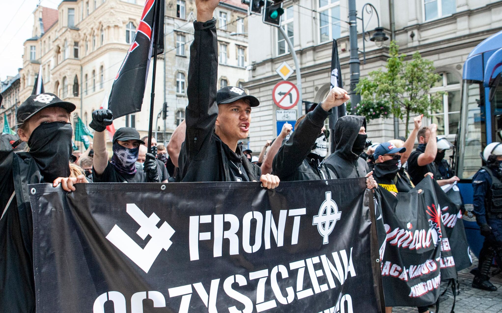Grafika do artykułu Nacjonaliści w Katowicach z hasłem "Front oczyszczenia narodowego". Kontrmanifestanci: "Wynocha ze Śląska" [ZDJĘCIA]