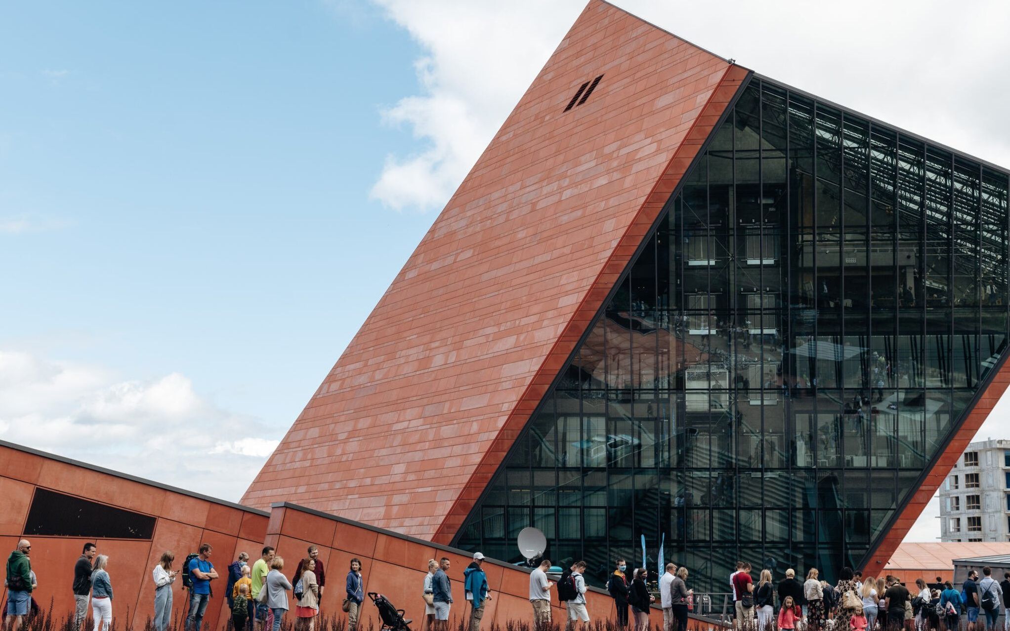25.08.2020 Gdansk , plac Wladyslawa Bartoszewskiego 1 . Muzeum II Wojny Swiatowej . Kolejka przed budynkiem muzeum .
Fot. Bartosz Banka / Agencja Gazeta