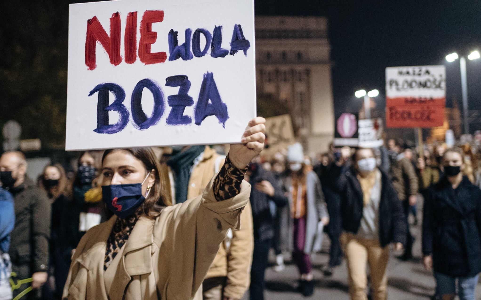 23.10.2020 Gdansk , ul. Waly Jagiellonskie . Protest przeciwko wyrokowi Trybunalu Konstytucyjnego , ktory stwierdzil , ze aborcja gdy plod ma powazne wady genetyczne nie jest zgodna z konstytucja . Protestujacy ruszyli spod siedziby PiS ulica Waly Jagiellonskie w kierunku Bazyliki sw. Brygidy .
fot. Bartosz Banka / Agencja Gazeta