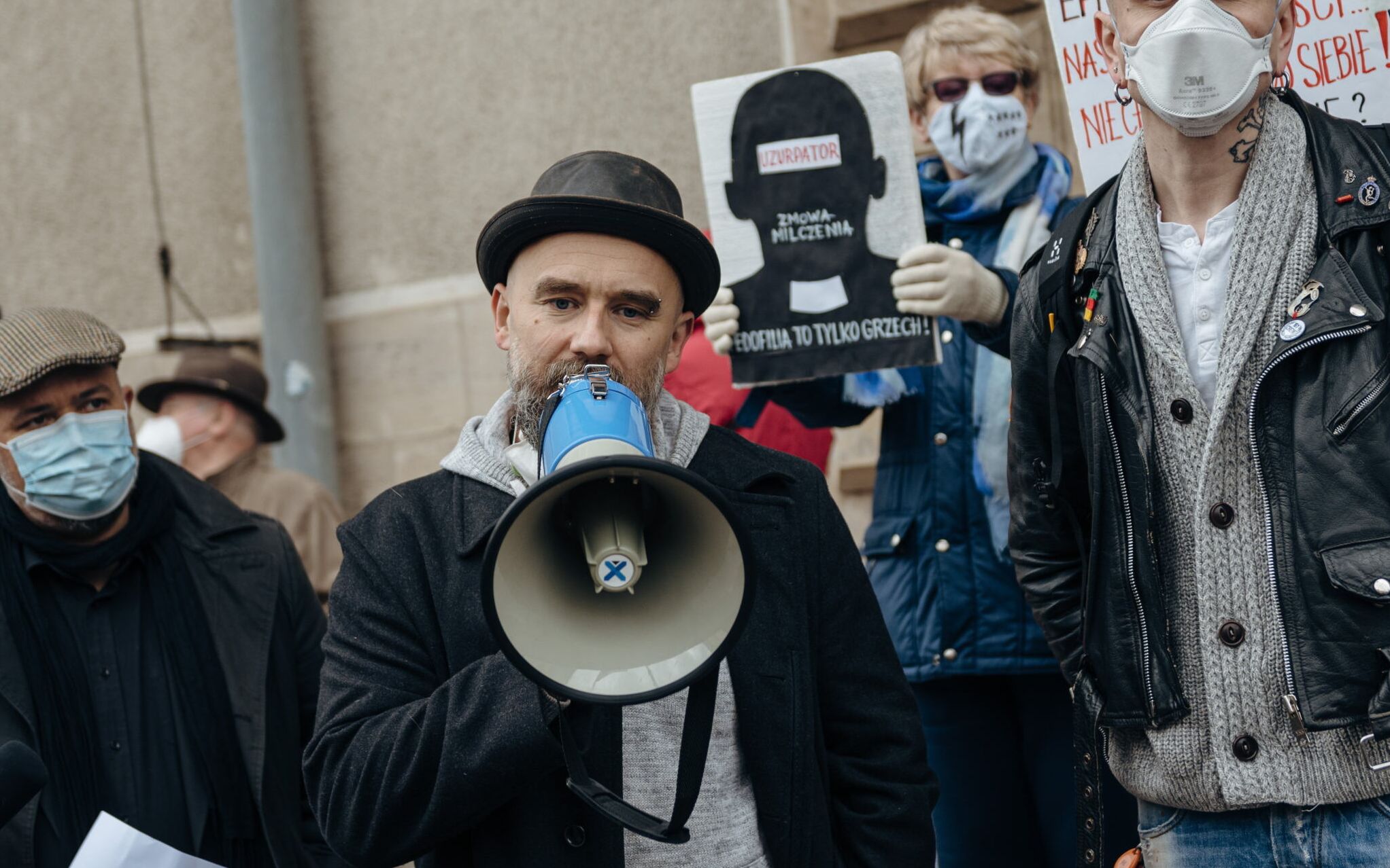 27.04.2021 Gdansk , ul. Nowe Ogrody . Protest przed sadem , pod haslem : " zrobili to za nas " ( w podziekowaniu Konradowi Korzeniowskiemu , Rafalowi Suszkowi i Michalowi Wojcieszukowi , ktorzy obalili pomnik oskazrzanego o pedofilie ks. Henryka Jankowskiego w Gdansku ) .
Fot. Bartosz Banka / Agencja Gazeta