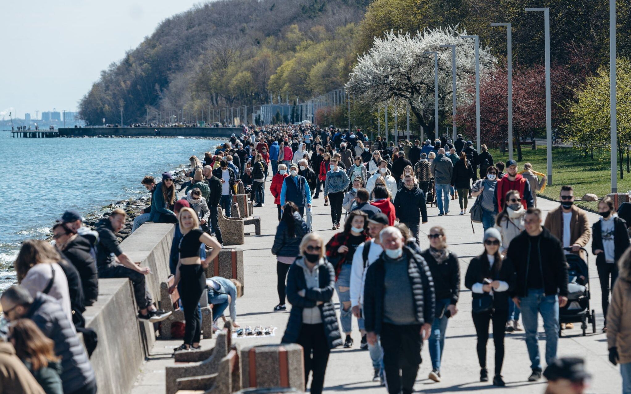 01.05.2021 Gdynia . Majowka 2021 w Gdyni . Ludzie korzystaja z dobrej pogody nad morzem . 
fot. Bartosz Banka / Agencja Gazeta