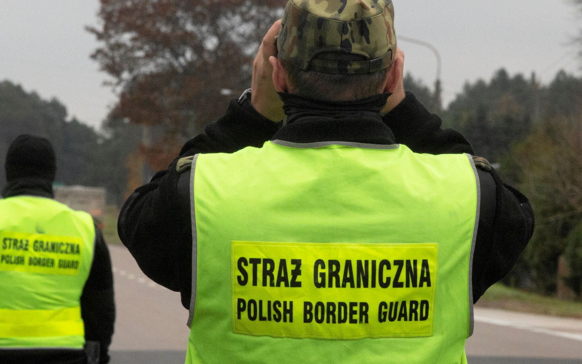28.10.2021 Straz , miejscowosc na trasie Bialystok Sokolka . Patrol Strazy Granicznej kontroluje wyrywkowo samochody przejezdzajace s-19 od strony granicy z Bialorusia , od przejscia granicznego w Kuznicy , glownie busy ale rowniez samochody osobowe w poszukiwaniu przemytnikow uchodzcow .
Fot. Agnieszka Sadowska/ Agencja Wyborcza.pl. *** Local Caption *** .
