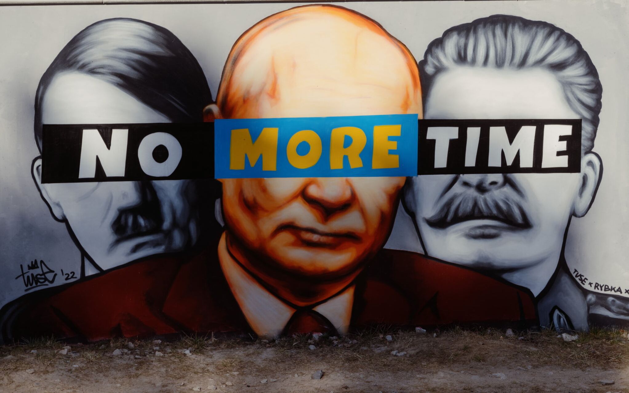 12.03.2022 Gdansk . PKM Jasien . Adolf Hitler , Wladimir Putin i Jozef Stalin na muralu gdanskiego artysty TUSE " No more time " . 
Fot. Bartosz Banka / Agencja Wyborcza.pl