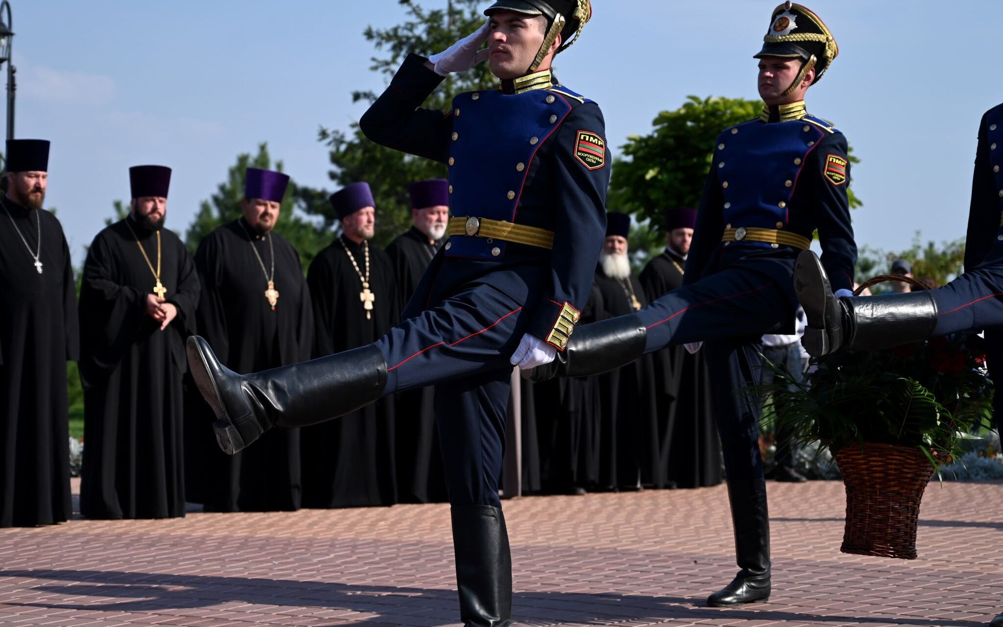 Transnistrian honour guard soldiers attend a flower-laying ceremony during the Alexander Nevsky Memorial Day in the town of Bender on September 12, 2021. (Photo by Sergei GAPON / AFP)