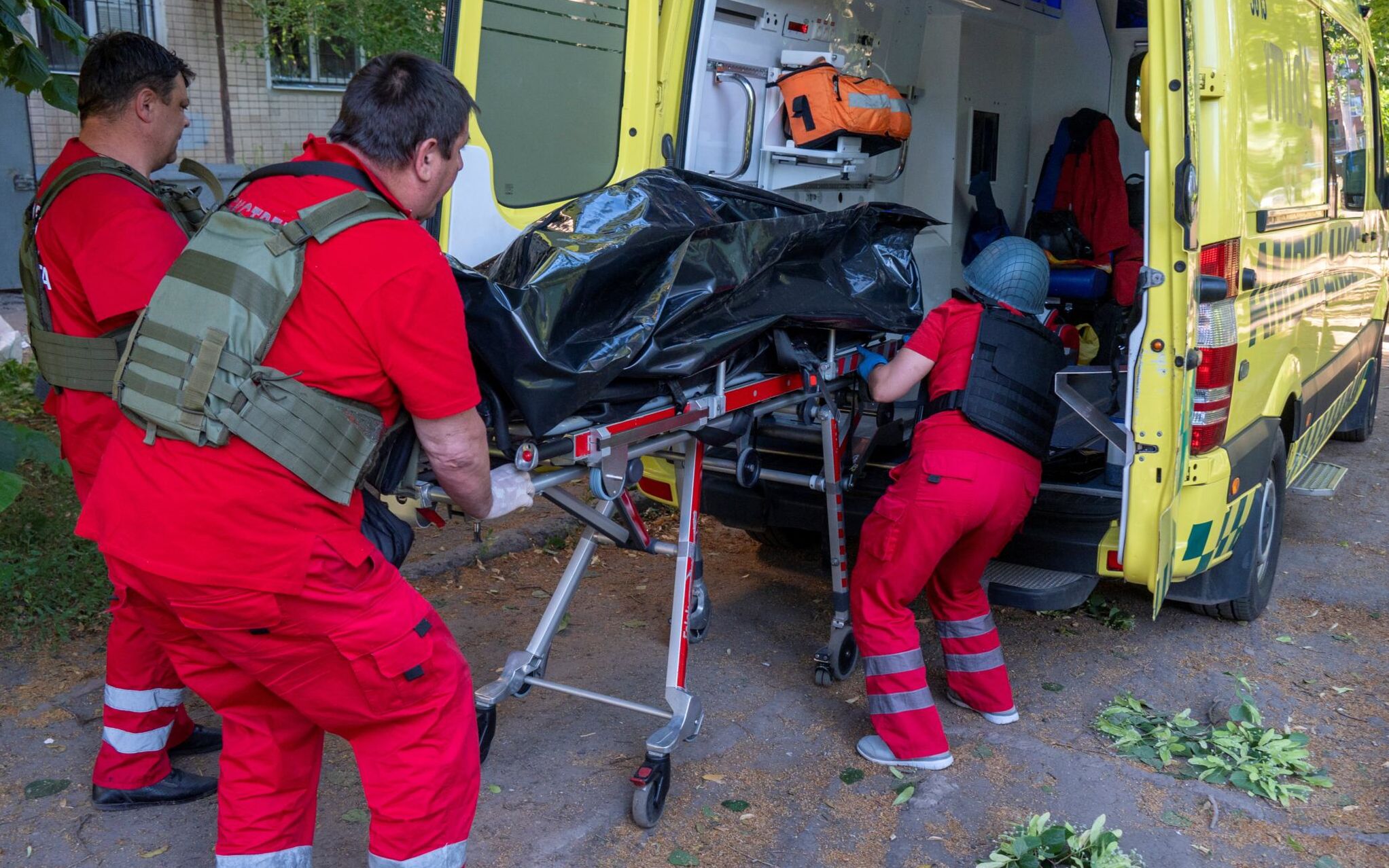 EDITORS NOTE: Graphic content / Rescuers evacuate the body of an elderly man who was killed in a rocket attack on a residential area in Kharkiv on June 27, 2022. - The head of Kharkiv's regional administration, said a Russian strike on Ukraine's second city had killed at least four people and wounded 19 others, including four children. (Photo by SERGEY BOBOK / AFP)