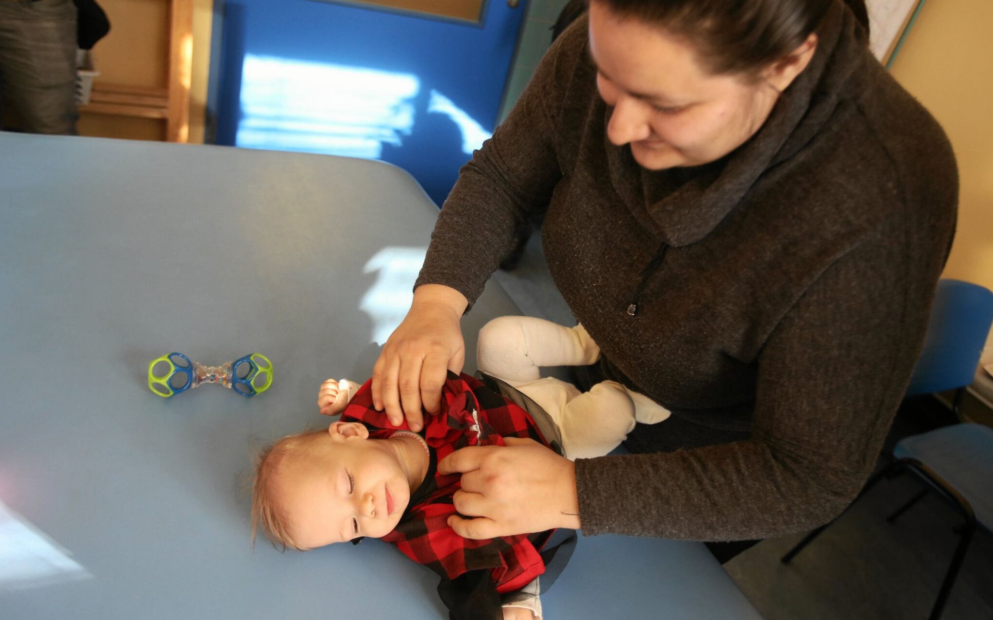 13.02.2020 Szczecin , szpital " Zdroje " . Lilianna -najmniejsze i najmlodsze dziecko urodzone w historii szpitala konczy roczek . Dziewczynka przyjachala z mama Magdalena na wizyte kontrolna .
Fot. Cezary Aszkielowicz / Agencja Gazeta