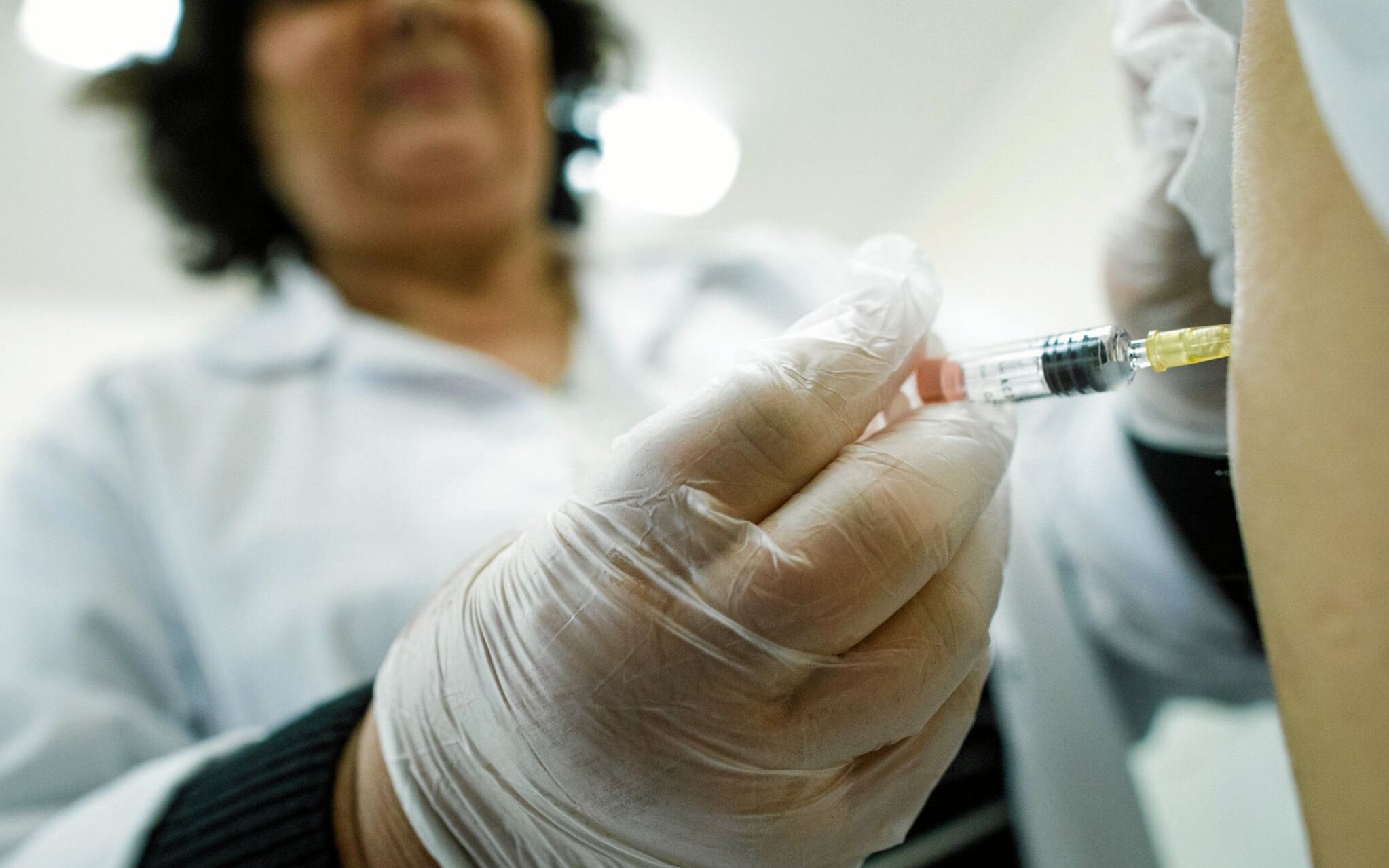 15.01.2019 Poznan , Punkt Szczepien Wojewodzkiej Stacji Sanitarno - Epidemiologicznej . Grupa lekarzy Wielkopolskiej Izby Lekarskiej publicznie szczepi sie przeciwko blonicy, tezcowi, krztuscowi i polio .
Fot. Lukasz Cynalewski / Agencja Gazeta
