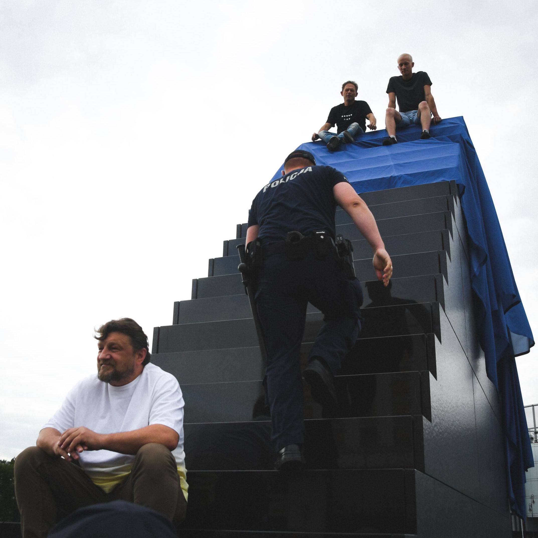 Warszawa, 22.07.2021. LBO wiesza flagę UE na pomniku smoleńskim