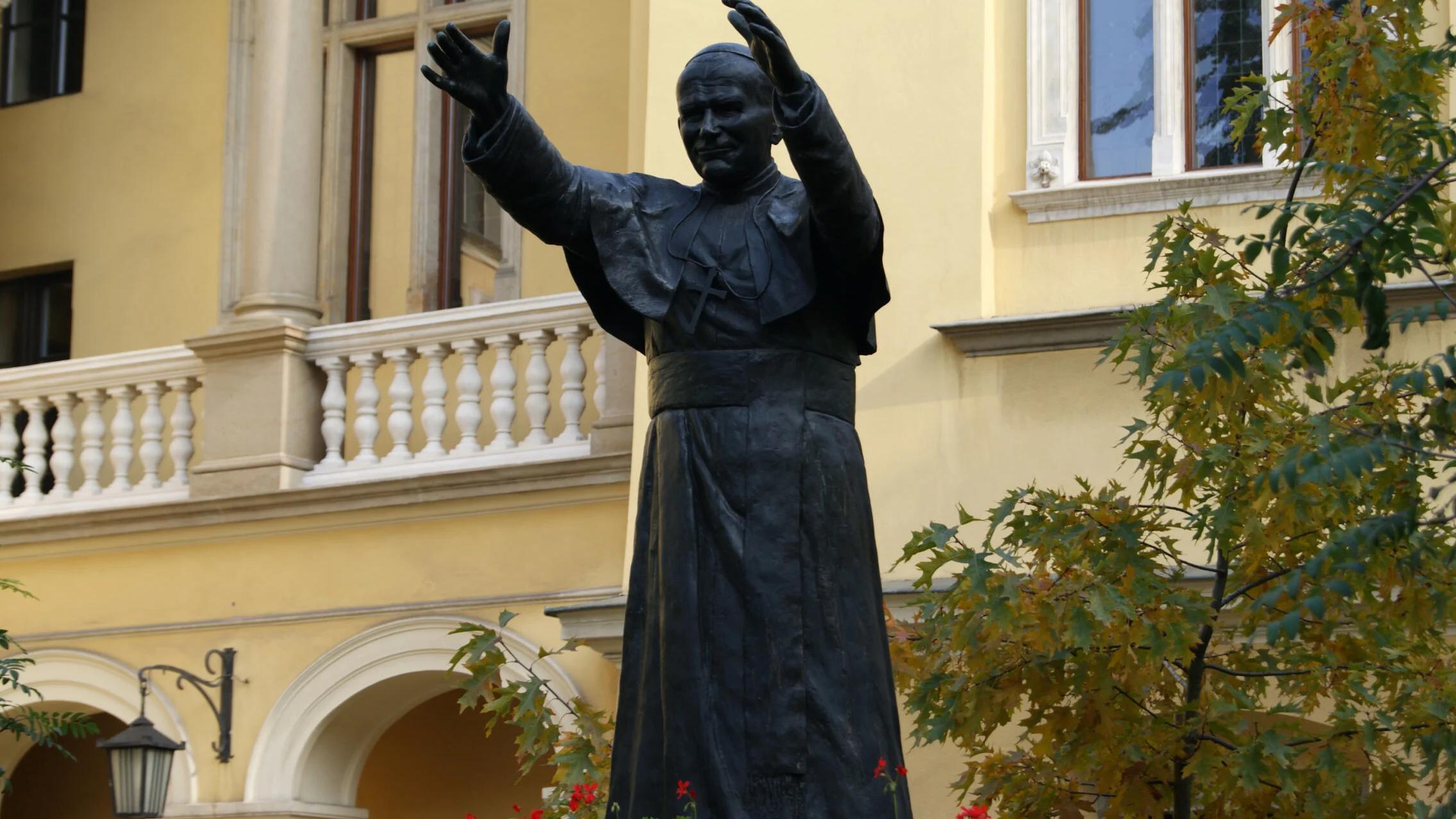 Jan Paweł II na dziedzińcu pałacu arcybiskupiego w Krakowie - fot. wikimedia.org