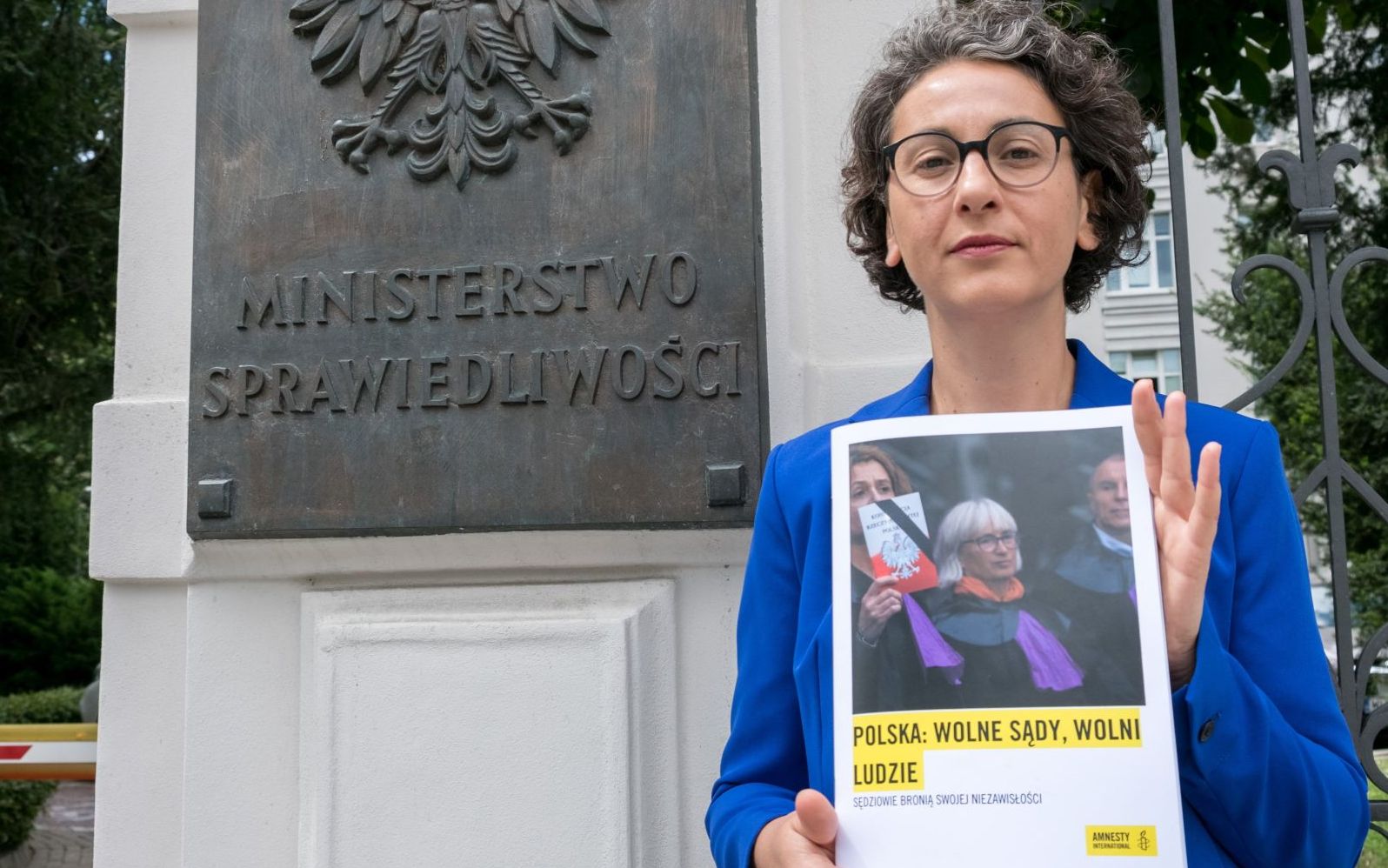 Grafika do artykułu Amnesty International do Ziobry: dość uciszania i zastraszania sędziów i prokuratorów