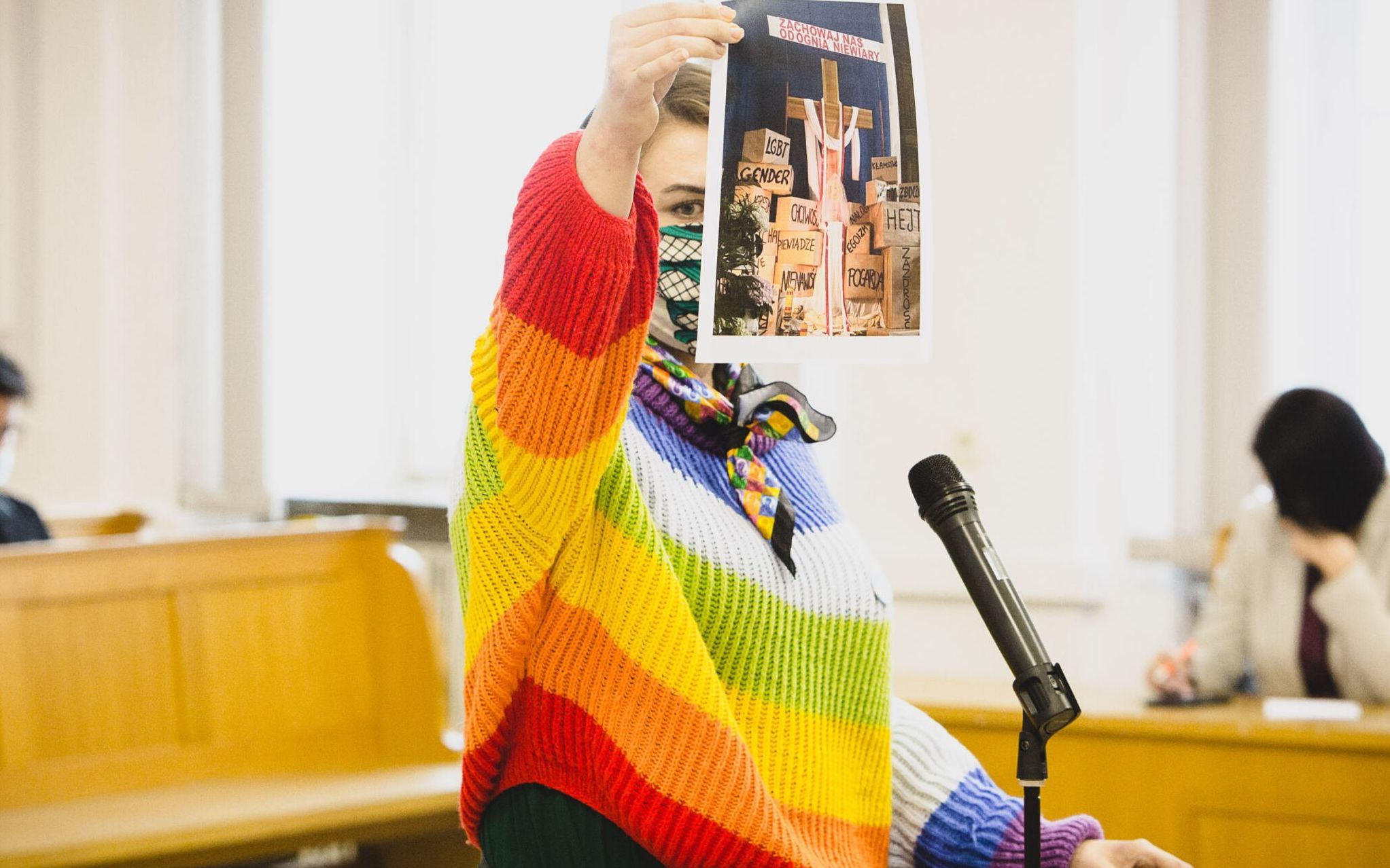 Grafika do artykułu Podleśna: „Maryja nie pozwoliłaby zrobić krzywdy tęczowemu dziecku". Proces o „tęczowe Maryje"