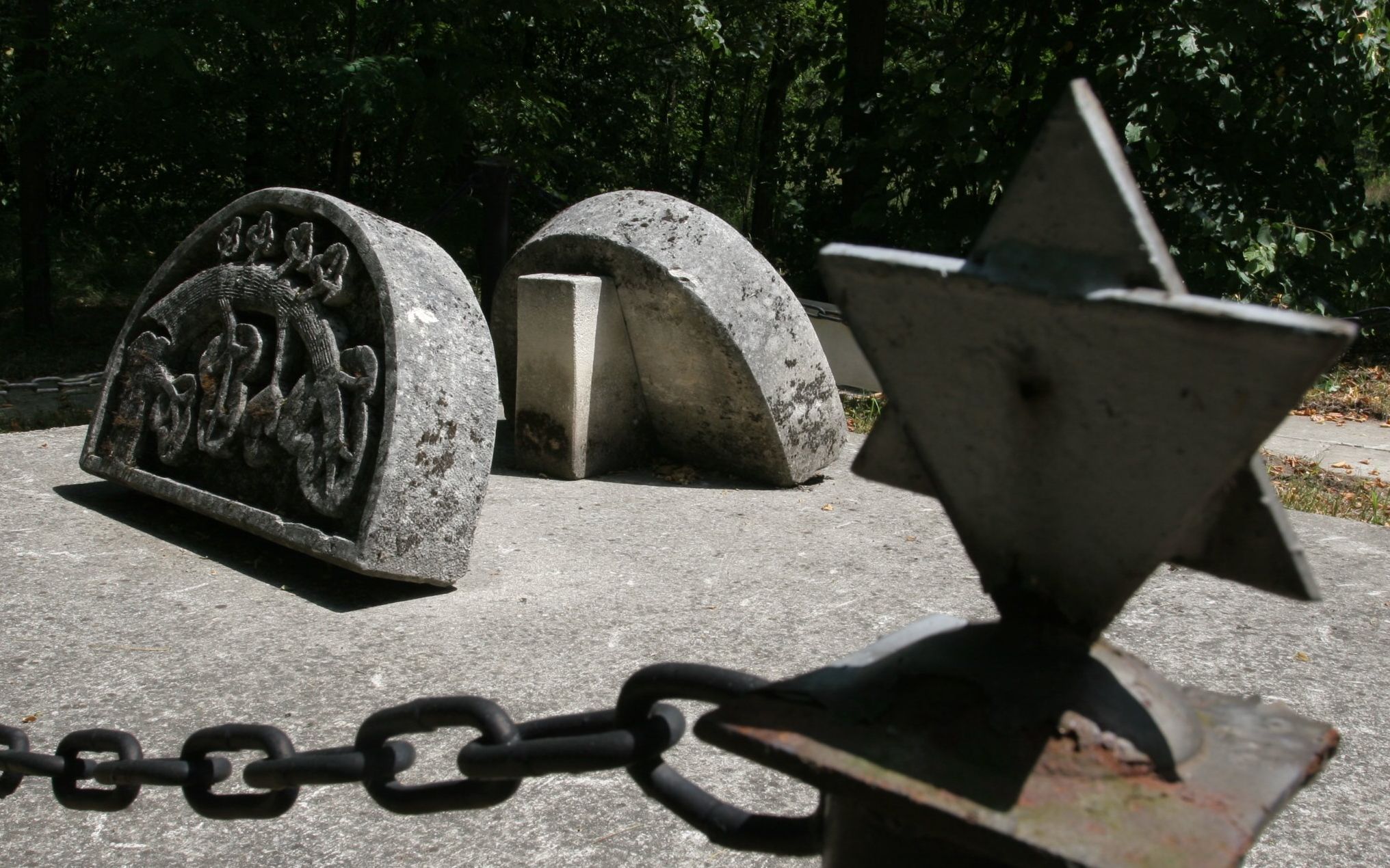 02.07.2006 KIELCE CMENTARZ ZYDOWSKI W KIELCACH PAKOSZ KIRKUT N/Z MIEJSCE SPOCZYNKU 42 OFIAR POGROMU ZYDOW W KIELCACH Z DNIA 4 LIPCA 1946 ROKU ( POGROM ZYDOW )
FOT. PAWEL MALECKI / AGENCJA GAZETA
PLYTA KIELCE NR 129