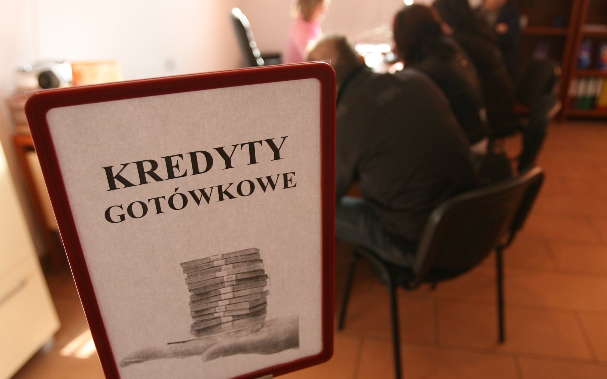 09.03.2009 BYDGOSZCZ .  MIMO KRYZYSU I SLABNACEJ GOSPODARKI INSTYTUCJE UDZIELAJACE  KREDYTOW NADAL NIE  NARZEKAJA NA BRAK CHETNYCH N/Z  KLIENCI AGENCJI FINANS0WEJ BANKIER PRZY UL. SNIADECKICH 
FOT. ARKADIUSZ WOJTASIEWICZ  / AGENCJA GAZETA