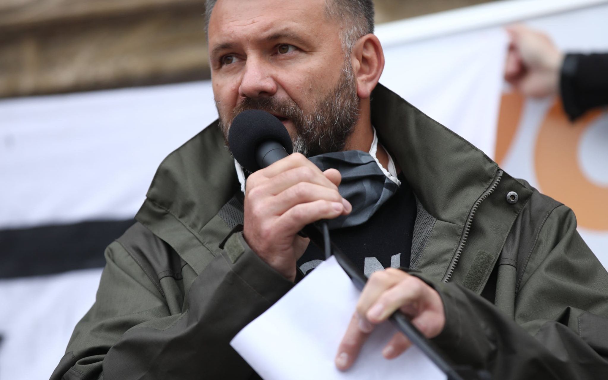 08.06.2020 Krakow , Rynek Glowny . Sedzia Waldemar Zurek podczas protestu w obronie sedziego Igora Tulei w zwiazku z wnioskiem , ktory wplynal do Izby Dyscyplinarnej Sadu Najwyzszego , o uchylenie immunitetu sedzimu Tulei .
Fot. Jakub Wlodek / Agencja Gazeta