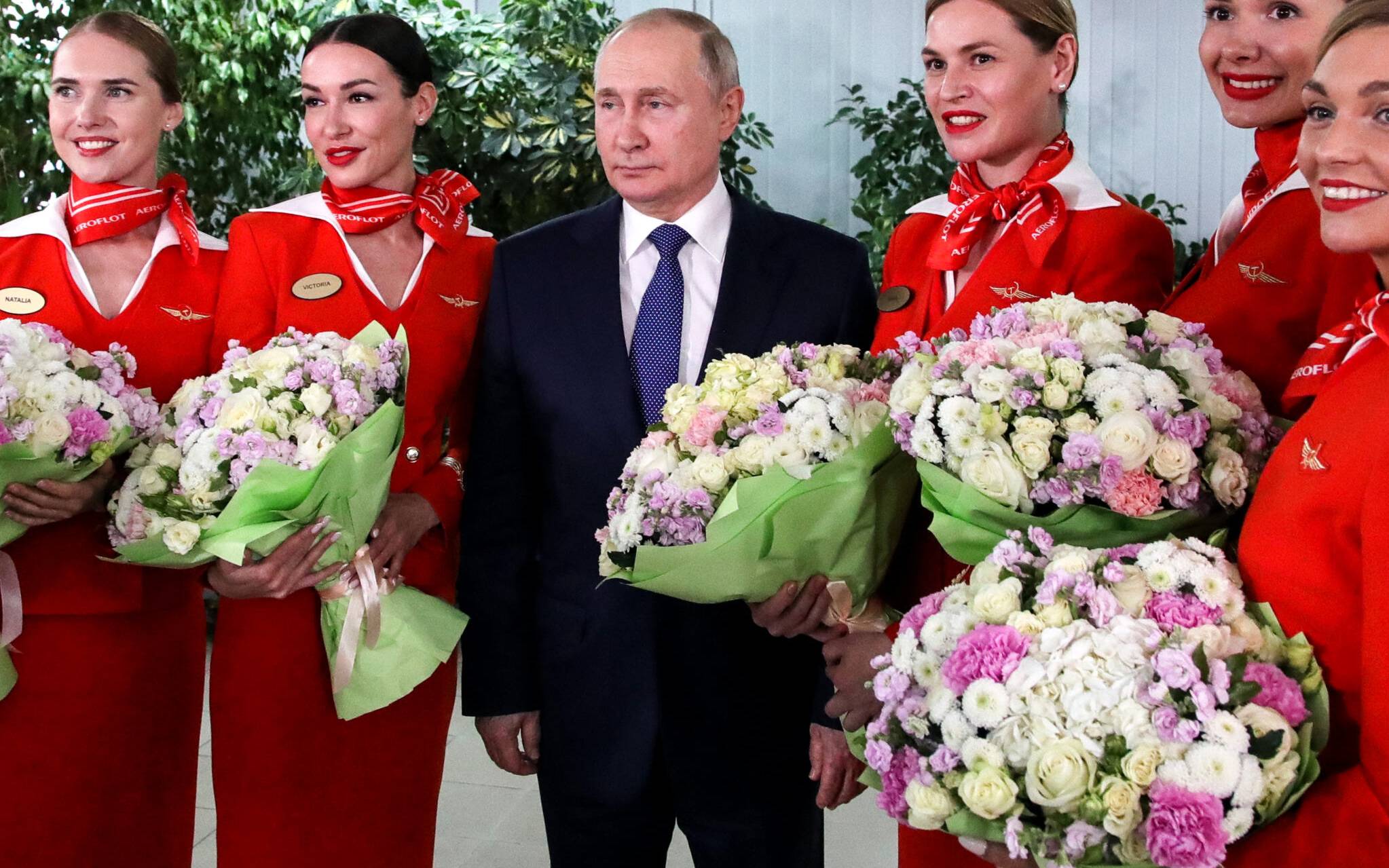 Russian President Vladimir Putin (C) poses for photo with Aeroflot employees during his visit to Aeroflot aviation training complex outside Moscow on March 5, 2022. - Russian President Vladimir Putin said Saturday that any country that sought to impose a no-fly zone over Ukraine would be considered by Moscow to have entered the conflict. (Photo by Mikhail KLIMENTYEV / SPUTNIK / AFP)