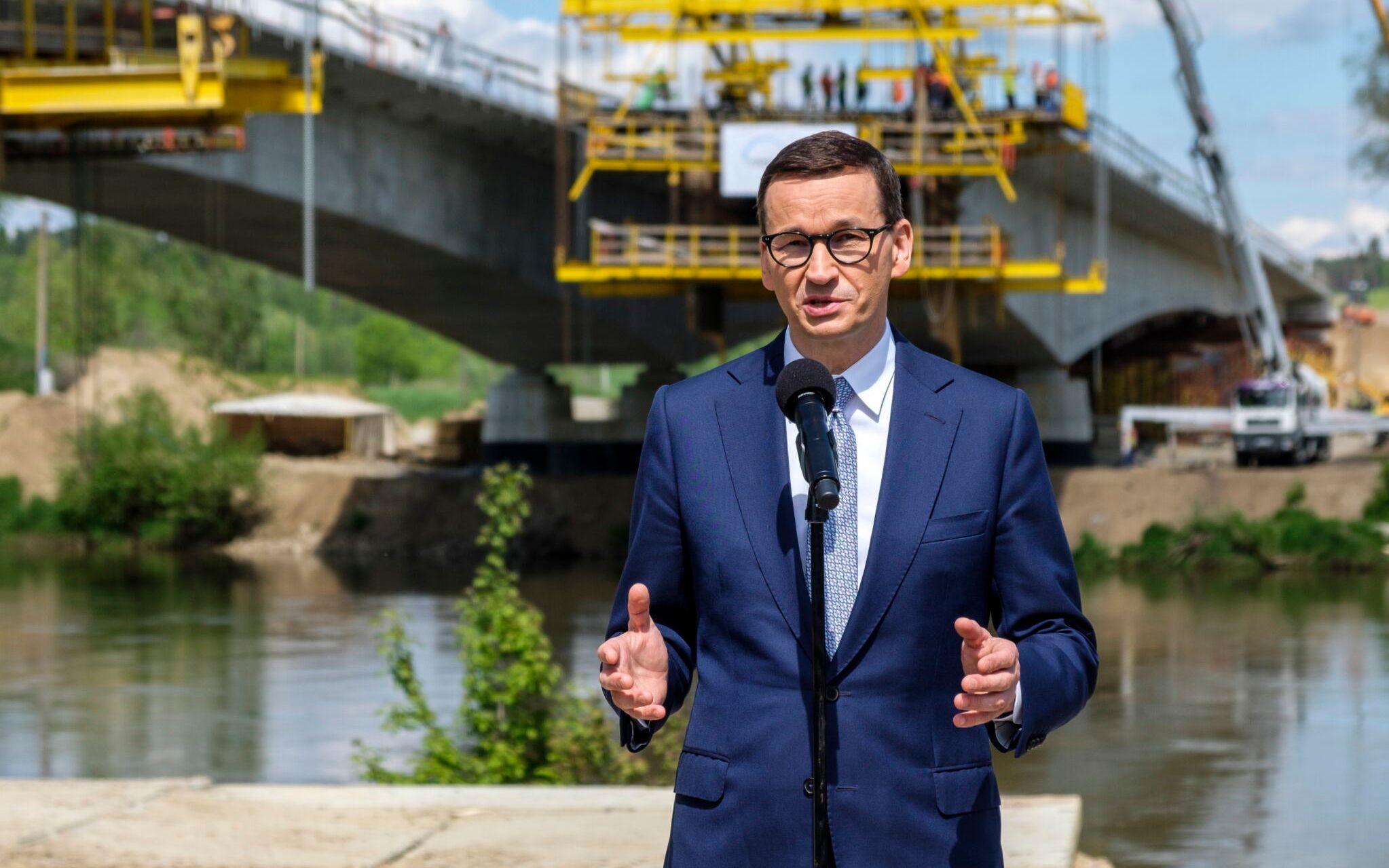 17.05.2021 Nowa Wies . Mateusz Morawiecki premier RP . Budowa mostu nad rzeka San w ciagu budowanej drogi ekspresowej S19 ( Via Carpatia ).
Fot. Patryk Ogorzalek / Agencja Gazeta